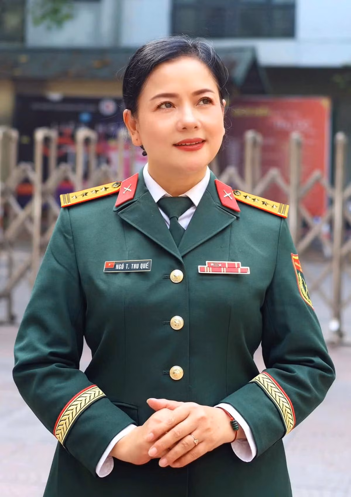 Năm 2016, chị được Nhà nước phong tặng danh hiệu Nghệ sĩ nhân dân vì những cống hiến, đóng góp của mình cho nghệ thuật. Ngoài ra, chị cũng mang quân hàm Đại tá.