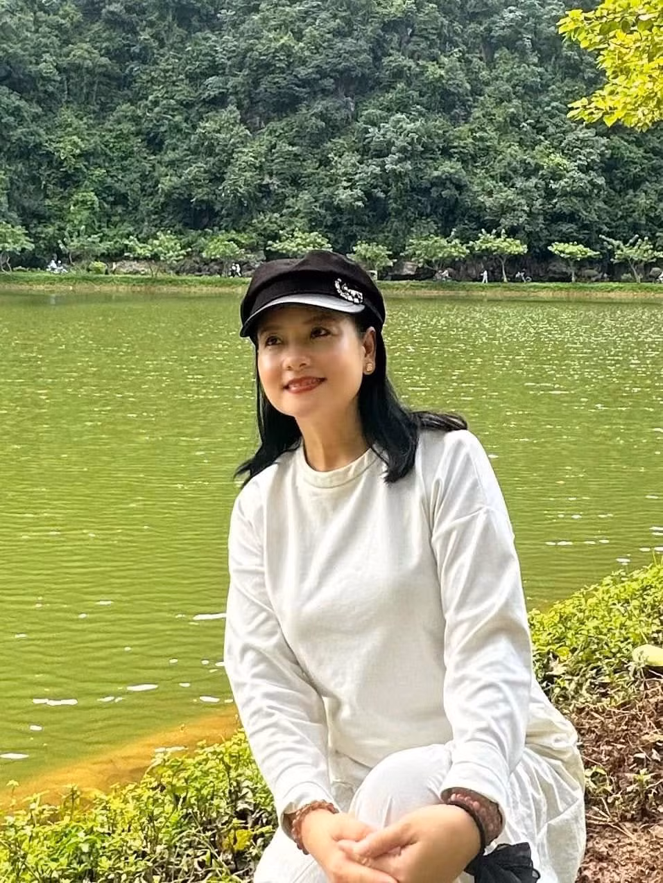 Ở tuổi U60, Thu Quế vẫn sở hữu nét đẹp mặn mà, được nhiều người nhận xét trẻ hơn tuổi.