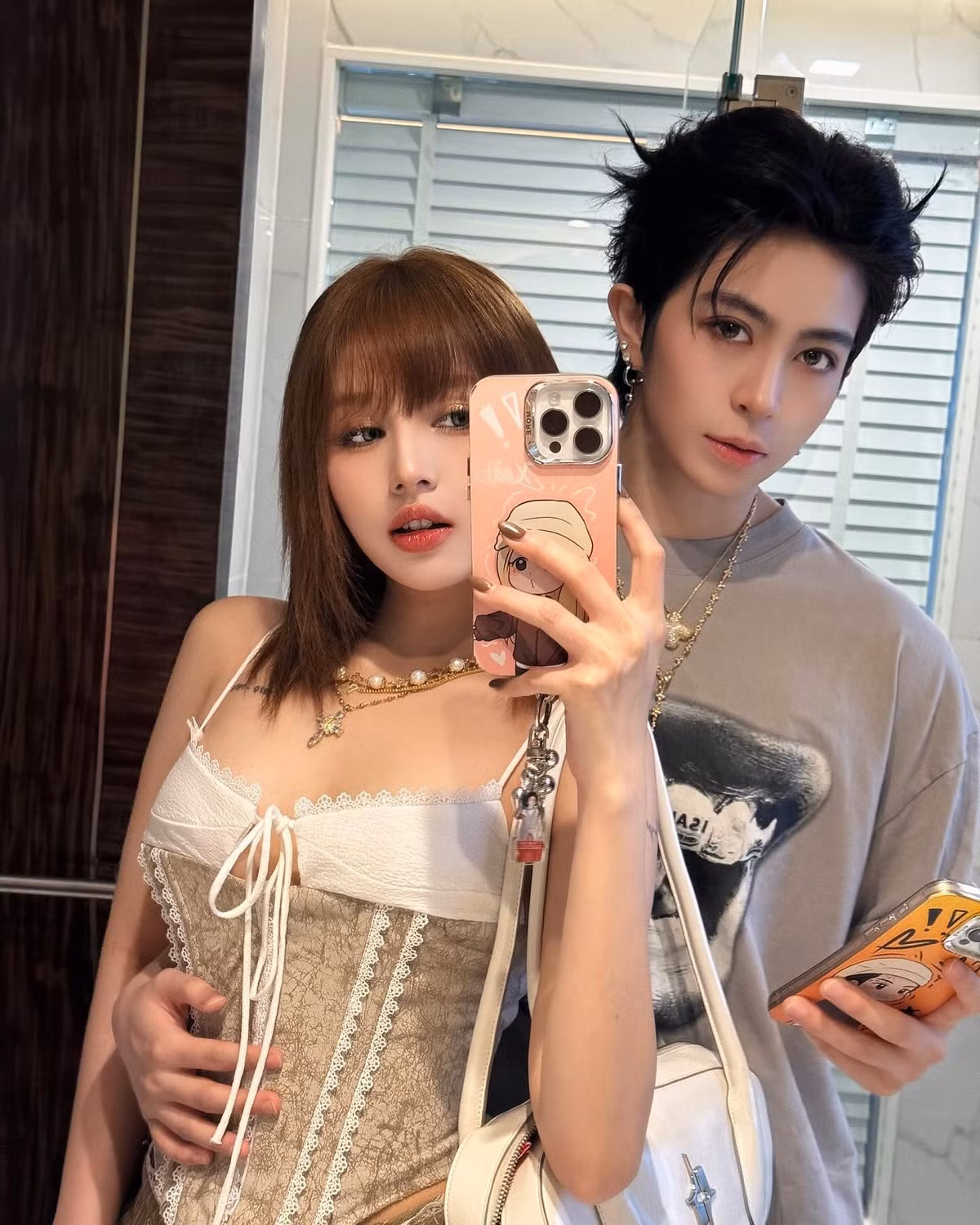 Mới đây, trên trang cá nhân, Xoài Non đã chia sẻ loạt ảnh ghi lại khoảnh khắc cực kỳ thân thiết bên Gil Lê trong chuyến du lịch Thái Lan. Cả hai nhanh chóng thu hút sự chú ý nhờ vẻ ngoài trẻ trung, thời thượng và sự ăn ý đáng yêu trong từng khung hình.