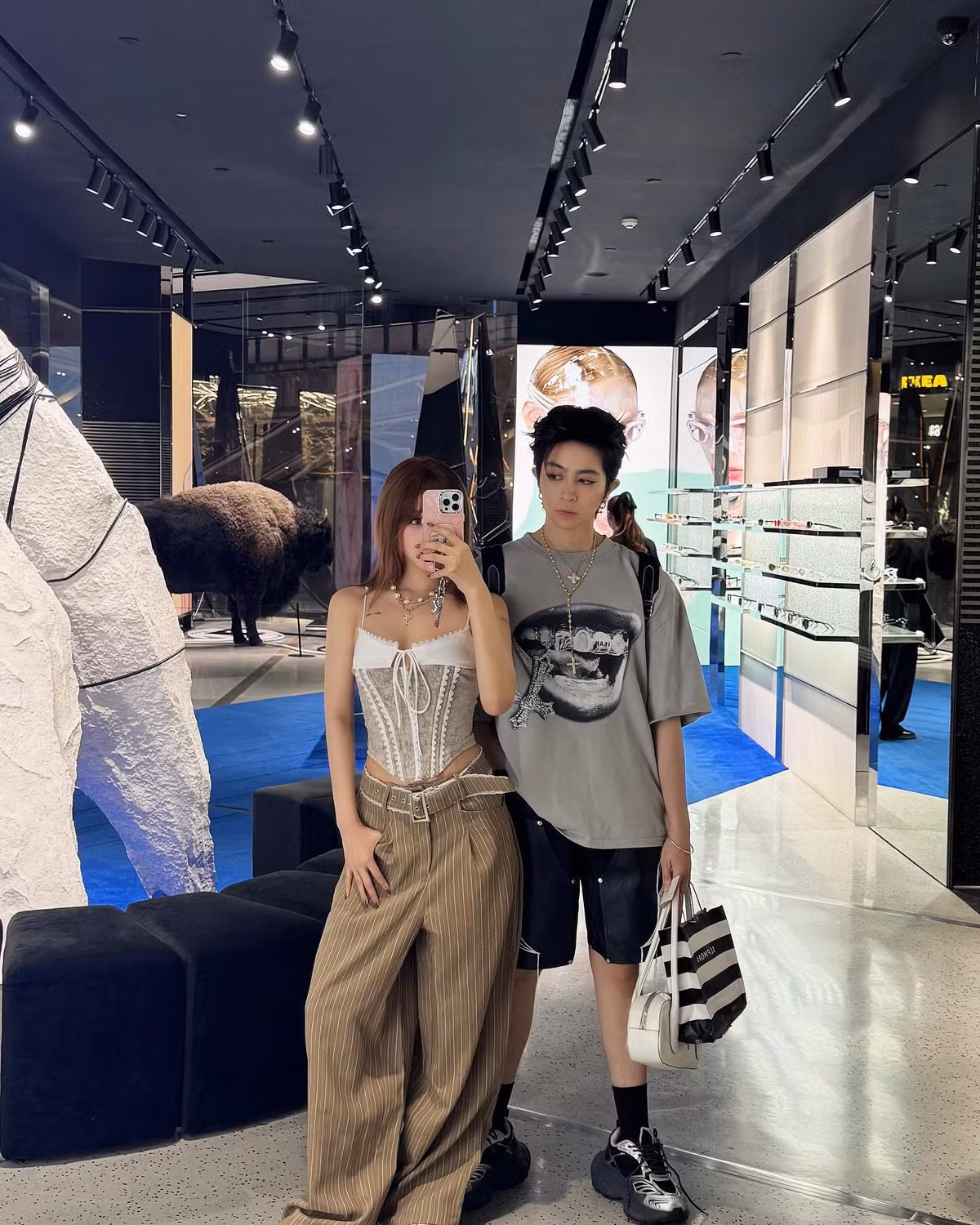 Gil Lê cũng không kém phần ấn tượng với áo thun oversize in hình độc đáo, quần short da và phụ kiện ton-sur-ton cực ngầu.