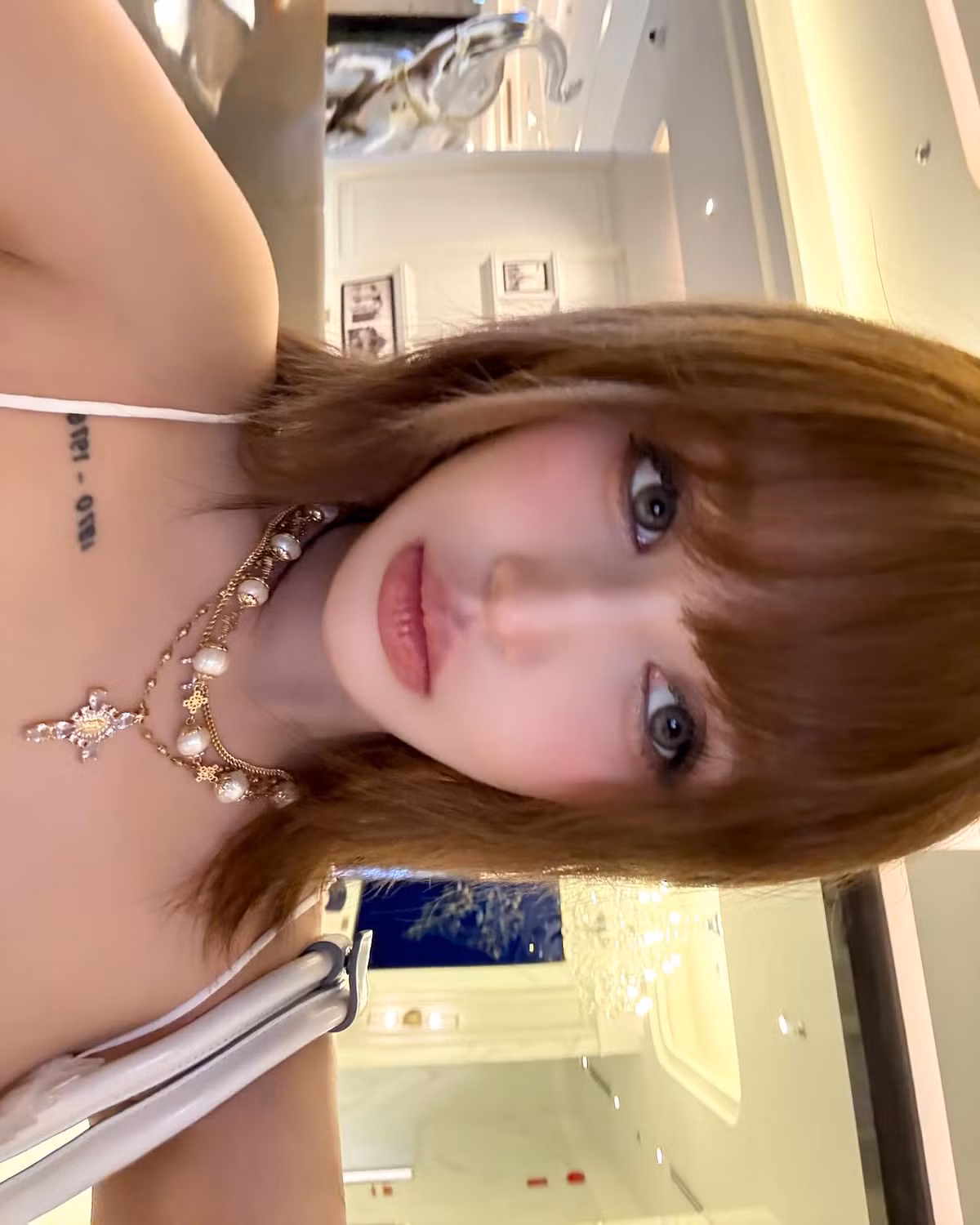 Trong loạt ảnh, Xoài Non diện trang phục nổi bật với corset trắng kết hợp cùng quần ống rộng kẻ sọc, khoe khéo vóc dáng thon gọn cùng phong cách thời trang vừa ngọt ngào vừa cá tính.