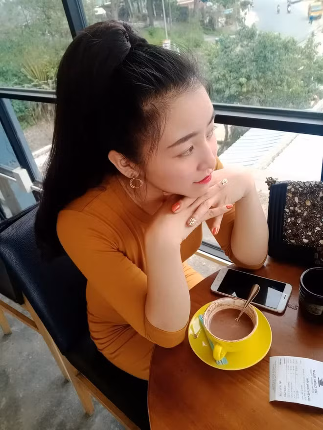Bức ảnh định mệnh năm ấy cũng khiến cuộc sống gái xinh có nhiều thay đổi. Kể từ sau khi nổi tiếng, quầy bánh tráng trộn của Bảo Chi luôn nườm nượp khách vì tò mò, muốn chiêm ngưỡng dung nhan thật của bà chủ hot girl.