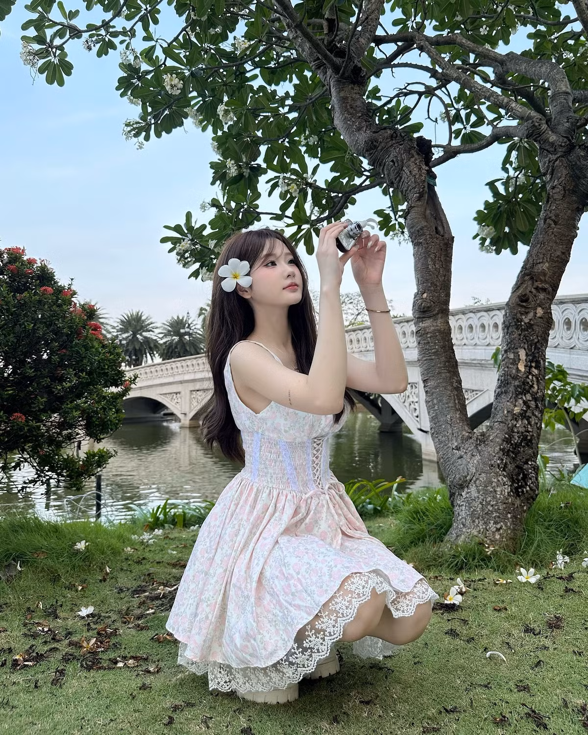 Nhờ vẻ ngoài nổi bật, cô nàng làm mẫu ảnh cho một số nhãn hàng thời trang.