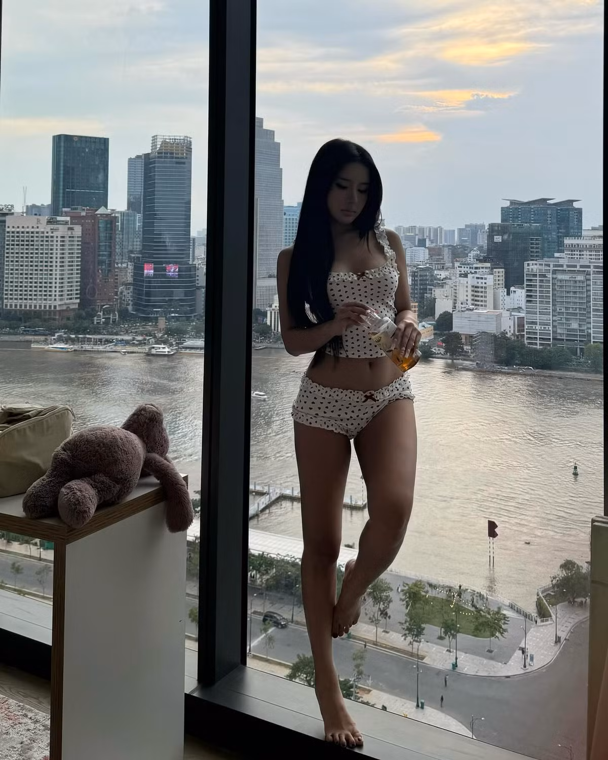 Xuân Ca lựa chọn một bộ đồ ngủ hai mảnh tông trắng với họa tiết trái tim đỏ siêu dễ thương, phần viền bèo nữ tính giúp tôn lên nét đẹp ngọt ngào nhưng không kém phần quyến rũ.
