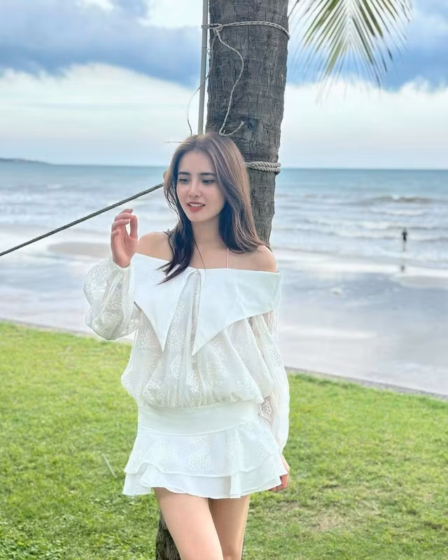 Trên trang cá nhân, Khánh Chi thường đăng tải những hình ảnh trong các chuyến du lịch đến nhiều địa điểm khác nhau.