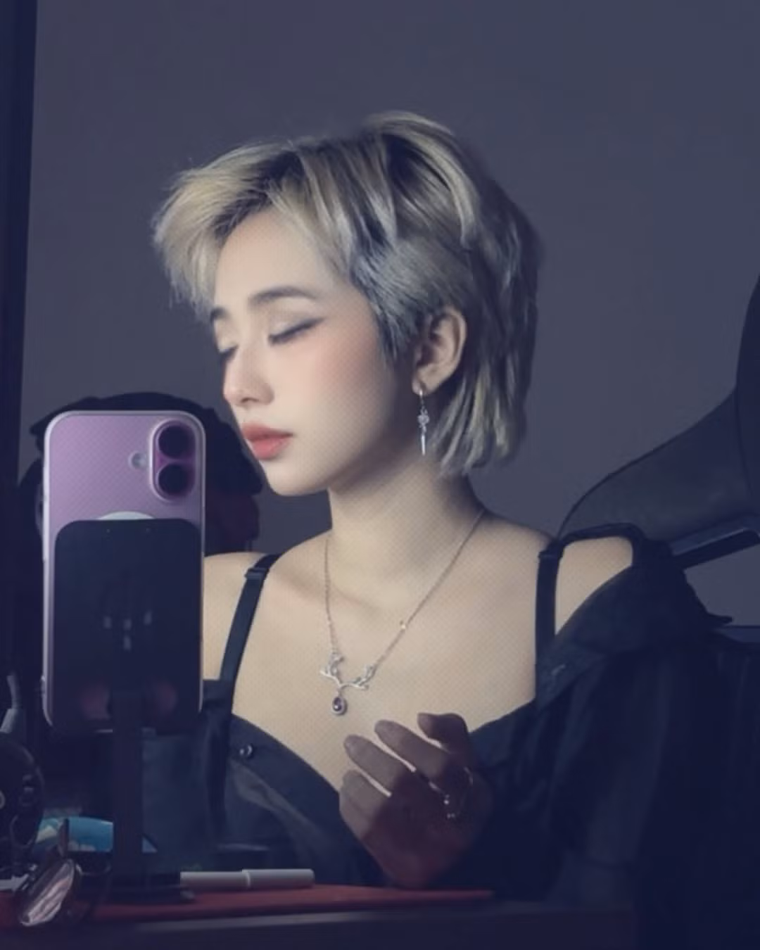 Không cầu kỳ, không phô trương, nhưng từng góc nghiêng của cô nàng đều toát lên thần thái cuốn hút, đầy khí chất.
