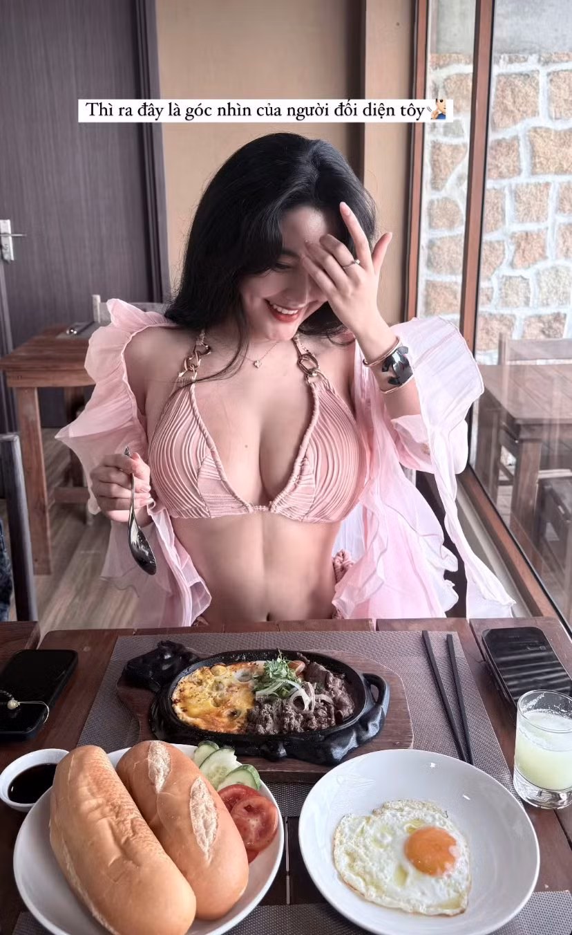 Diện bộ bikini đen kết hợp chân váy trắng bồng bềnh, Ngọc Trân thể hiện trọn vẹn thần thái của một mỹ nhân biển khơi – nhẹ nhàng, mơ màng nhưng không kém phần cuốn hút. Tóc xõa dài bồng bềnh trong làn nước, ánh sáng phản chiếu tự nhiên khiến từng đường cong cơ thể cô nàng càng thêm nổi bật mà vẫn giữ nguyên vẻ tinh tế, thanh lịch.