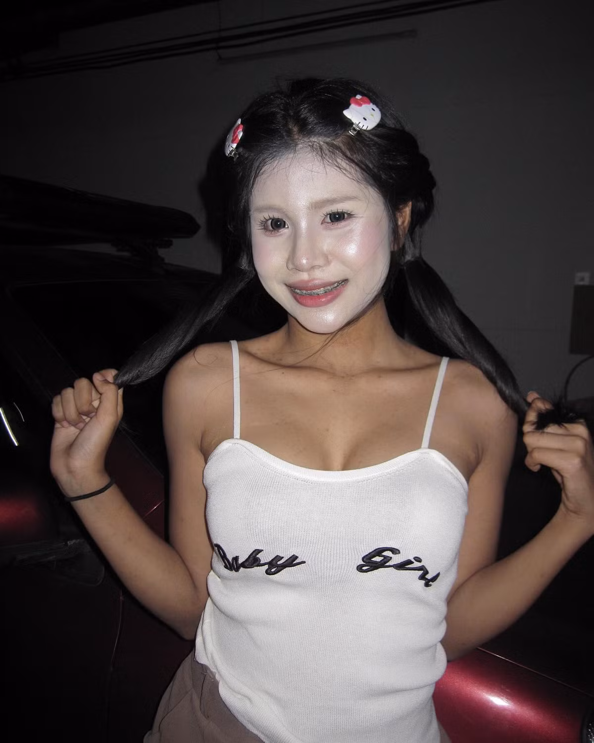 Đôi môi được tô đỏ hồng đầy nổi bật, đi kèm hàng mi cong vút như nhân vật trong truyện tranh.