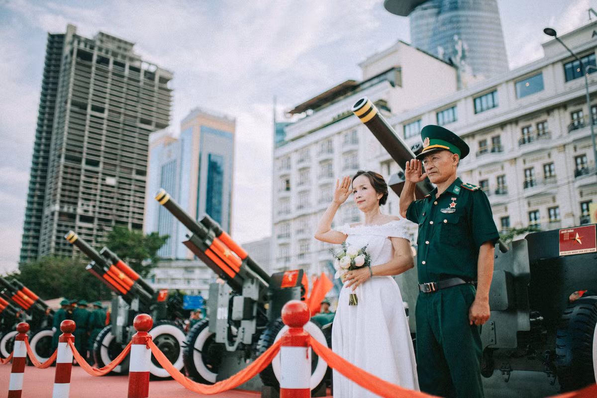 Trong những bộ trang phục giản dị, nụ cười hạnh phúc và ánh mắt ngập tràn yêu thương mà họ dành cho nhau khiến người xem cảm nhận được: tình yêu đích thực không bị bào mòn bởi thời gian, mà ngày càng bền chặt, thấm đẫm sự thấu hiểu và đồng hành. (Ảnh: Pegasus Studio)