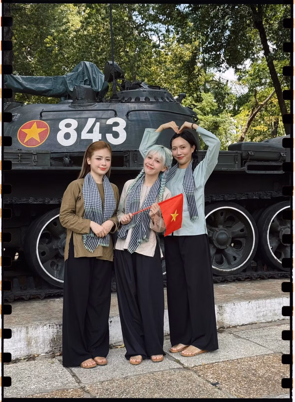 Cùng với Dương Hoàng Yến và Diệu Nhi, Hậu Hoàng mới đây đã mang đến một bộ ảnh giản dị nhưng tràn ngập tình yêu nước.