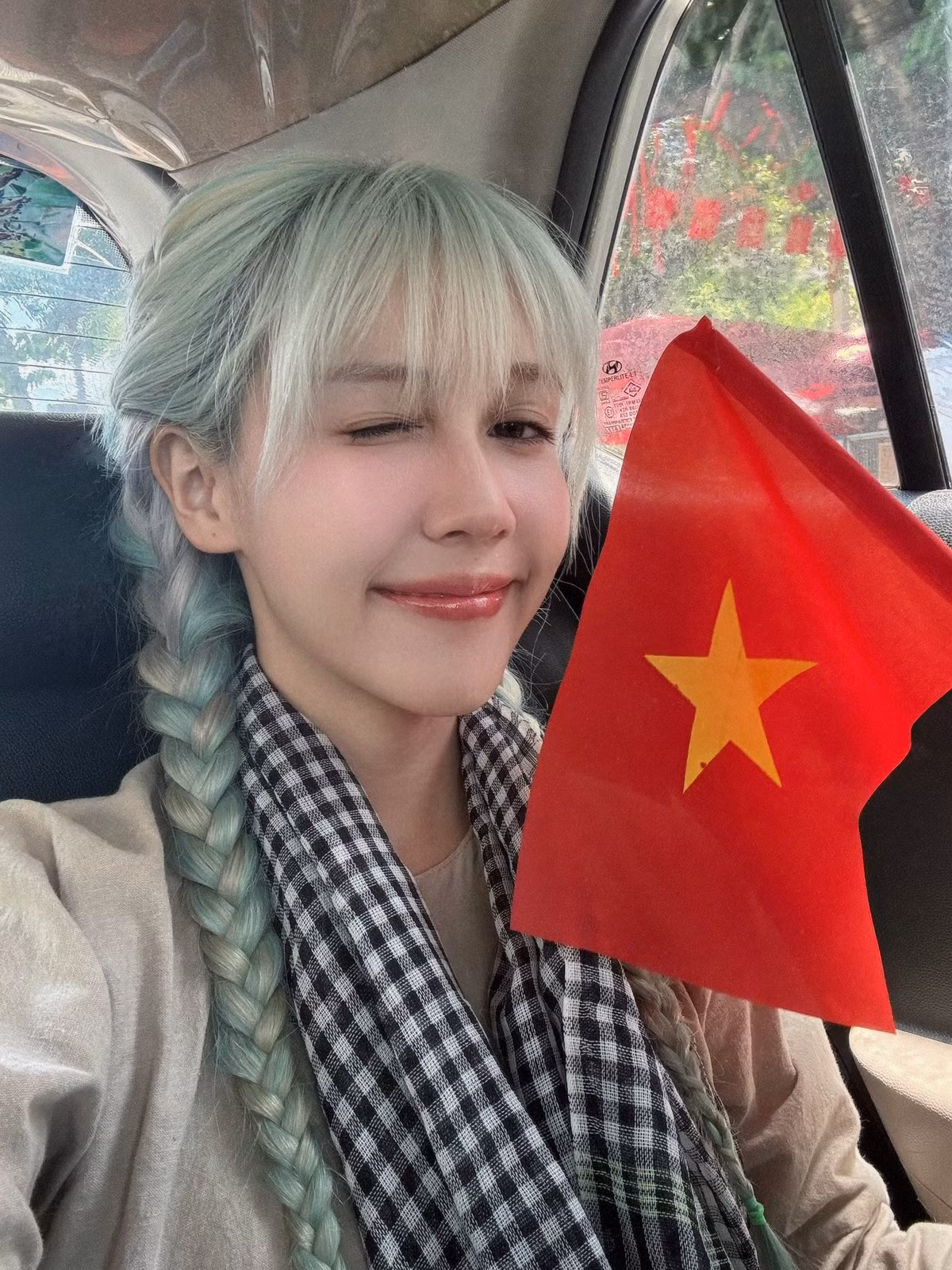 Không chỉ gây ấn tượng bởi phong cách chân phương, nụ cười rạng rỡ, đầy tự hào của cô nàng trong từng khung hình mới thực sự chạm đến trái tim người xem. Đặc biệt, dòng trạng thái "Kiếp sau vẫn là người Việt Nam" mà Hậu Hoàng đính kèm càng khiến cảm xúc của người hâm mộ vỡ òa, gợi lên niềm tự hào và tình yêu quê hương đất nước sâu sắc. Một câu nói ngắn gọn nhưng hàm chứa tình yêu tổ quốc cháy bỏng, khẳng định tinh thần gắn bó máu thịt với cội nguồn dân tộc.