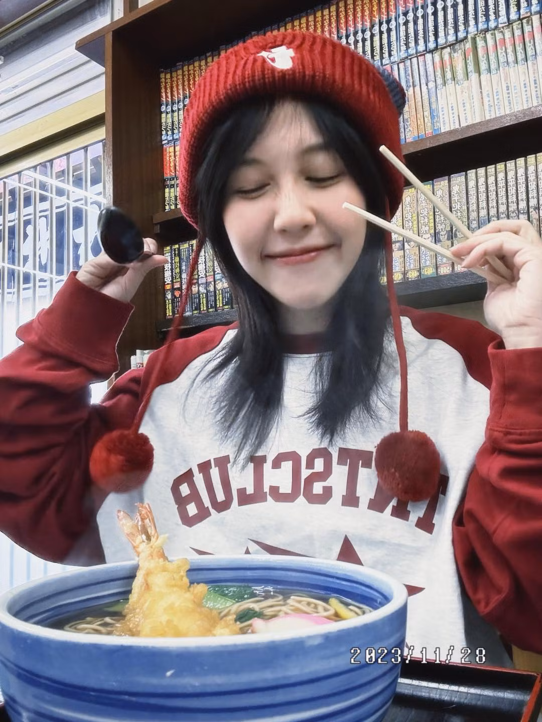Không chỉ dừng lại ở mảng YouTube, Hậu Hoàng còn tham gia nhiều chương trình truyền hình nổi tiếng như Sao Nhập Ngũ, nơi cô càng ghi điểm bởi tính cách đáng yêu, thông minh và đầy nghị lực.