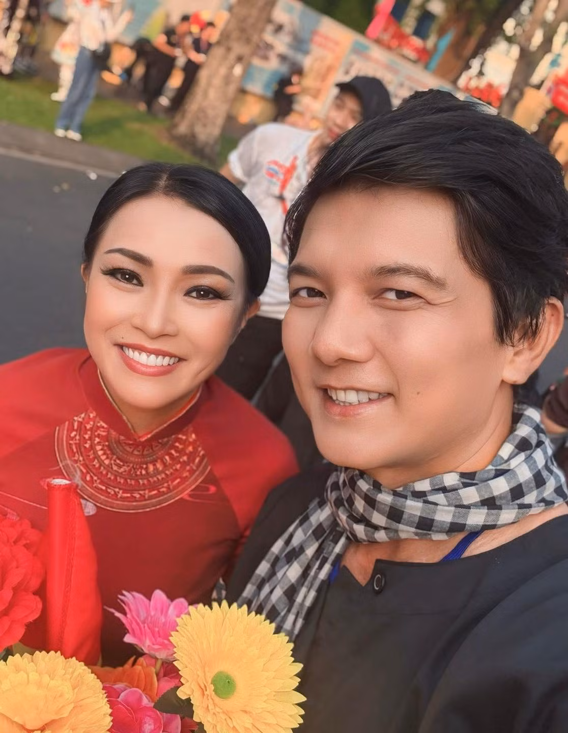 Khối văn nghệ sĩ, với sự tham gia của các nghệ sĩ nổi tiếng, đã thể hiện tinh thần đoàn kết và lòng yêu nước qua từng bước chân diễu hành.