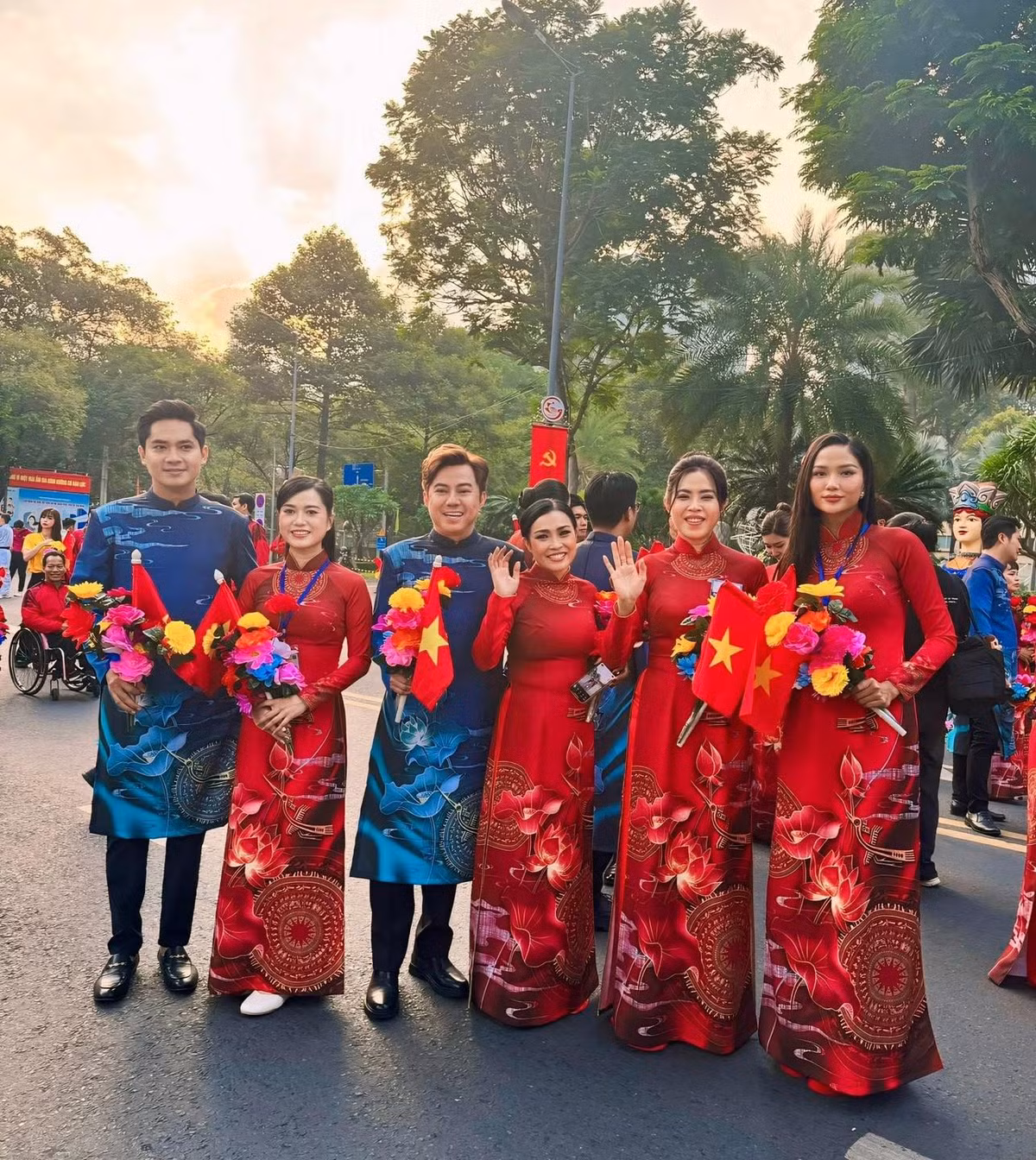 Với họ, đây không đơn thuần là một sự kiện, mà là một vinh dự lớn, một dịp hiếm hoi để trực tiếp cảm nhận nhịp đập lịch sử và lòng tự hào dân tộc giữa muôn triệu trái tim Việt.