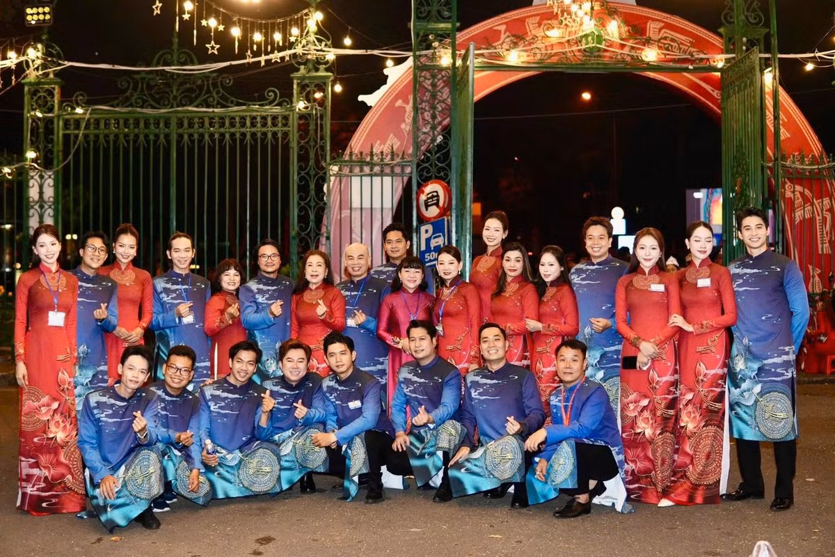 Trong trang phục áo dài truyền thống, các nghệ sĩ đã hòa mình vào đội hình diễu hành của khối văn nghệ sĩ TP.HCM.