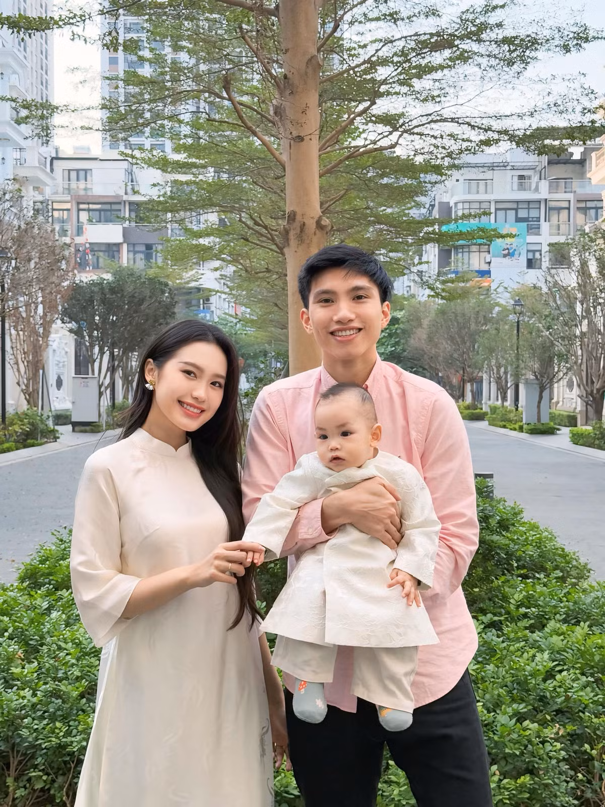 Sở hữu nét đẹp thanh tú, ngọt ngào vốn có, Hải My giờ đây còn toát lên khí chất chín chắn, dịu dàng của một người phụ nữ trưởng thành. Dù bận rộn chăm con nhỏ, cô vẫn duy trì vóc dáng thon gọn và gu thời trang tinh tế, ghi điểm tuyệt đối mỗi lần xuất hiện.