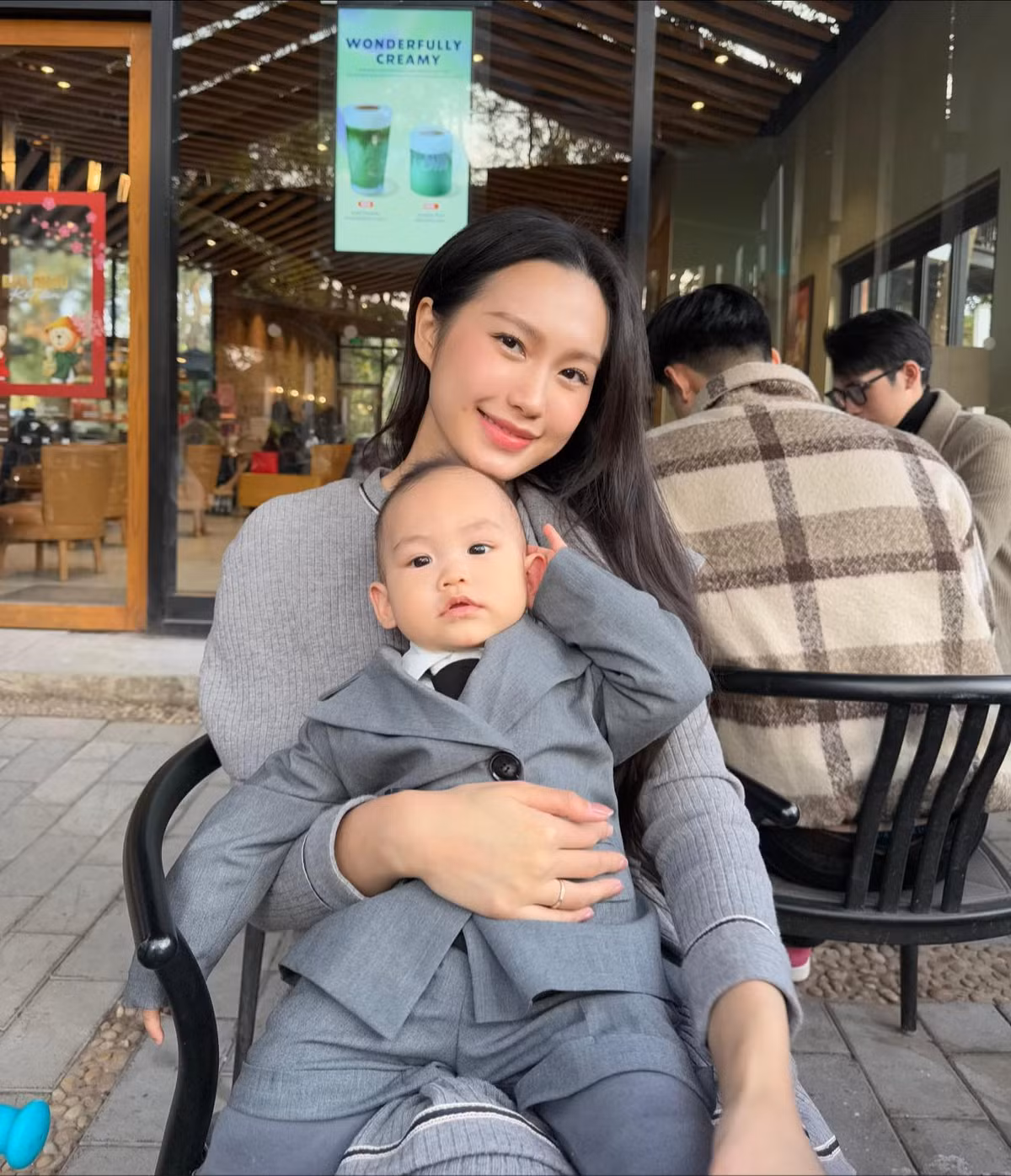 Gia đình nhỏ của Đoàn Văn Hậu và Doãn Hải My luôn gây chú ý trên truyền thông, nổi lên như hình ảnh đẹp về tình yêu và hạnh phúc. Cậu bé Minh Đăng là điểm tựa hạnh phúc của hai vợ chồng