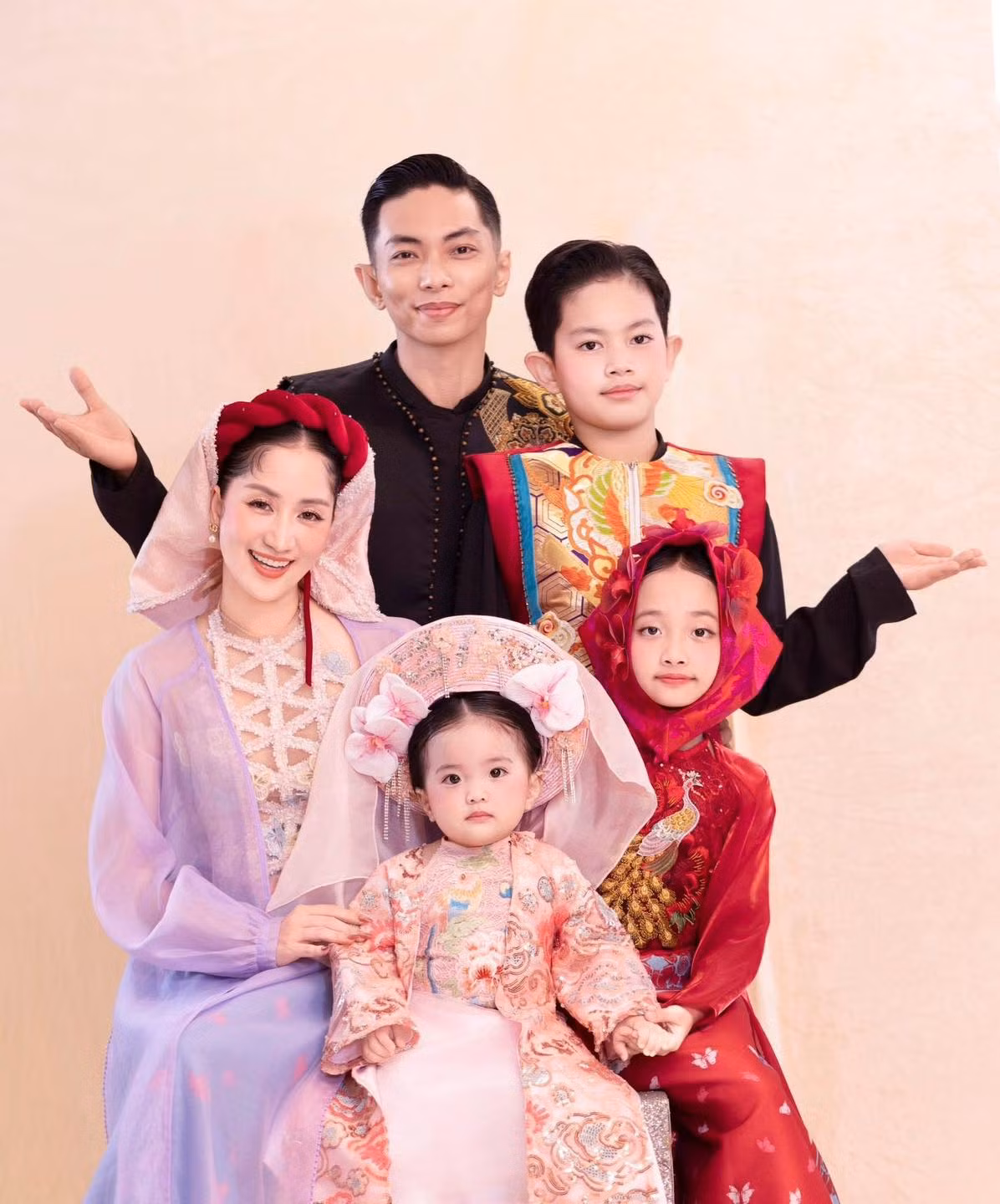 Đặc biệt, bộ trang phục của hai em bé Lisa và Anna được lấy nguyên mẫu từ bộ trang phục mà Hòa Minzy diện, khiến hai cô bé như phiên bản nhí của Hòa Minzy trong bộ ảnh lần này.