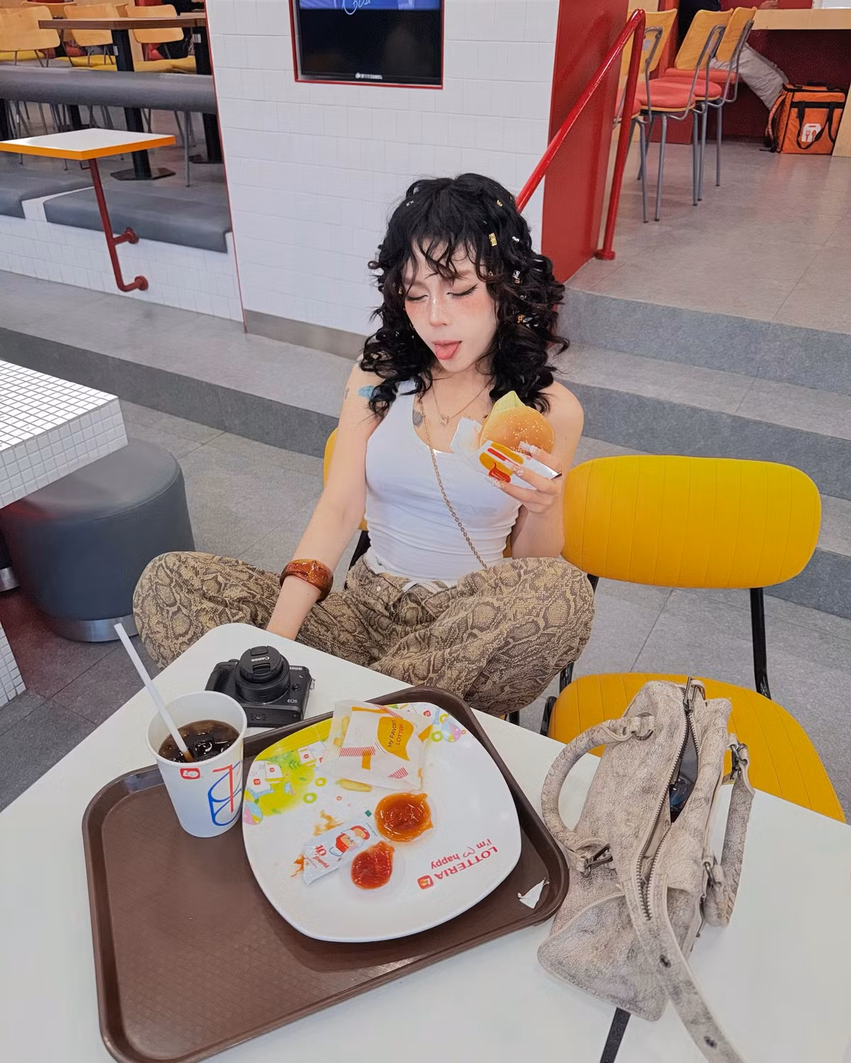 Cộng đồng mạng phải thốt lên sau khi ngắm loạt ảnh này của nàng hot girl: “Cứ tưởng là nhân vật hoạt hình nào đó được AI dựng lên!”.