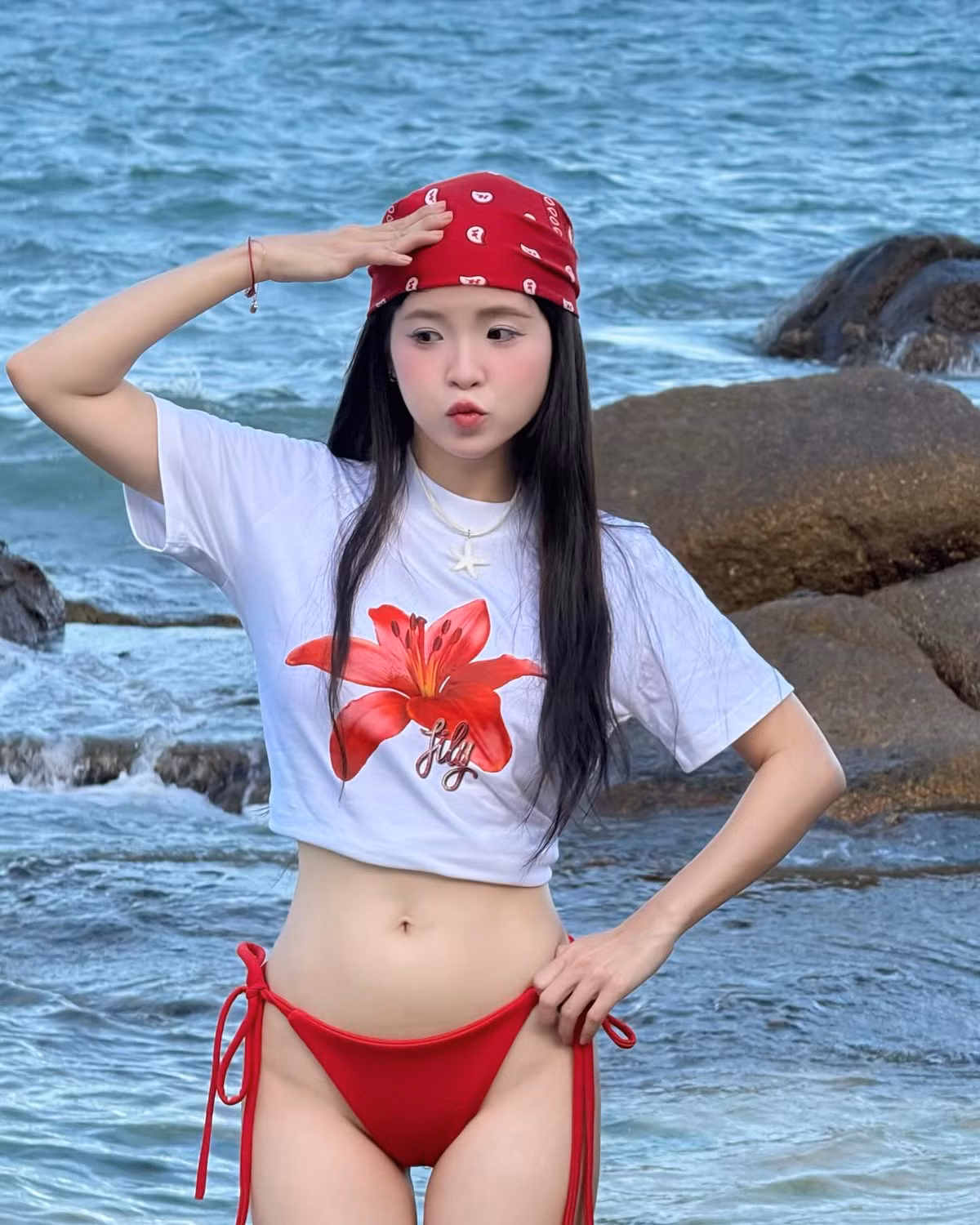 Chiếc khăn bandana đỏ cùng biểu cảm nhí nhảnh khiến hình ảnh của Thúy Kiều vừa “cháy” lại vừa dễ thương – một phong cách đặc trưng đã làm nên thương hiệu của cô nàng hot girl đa tài.