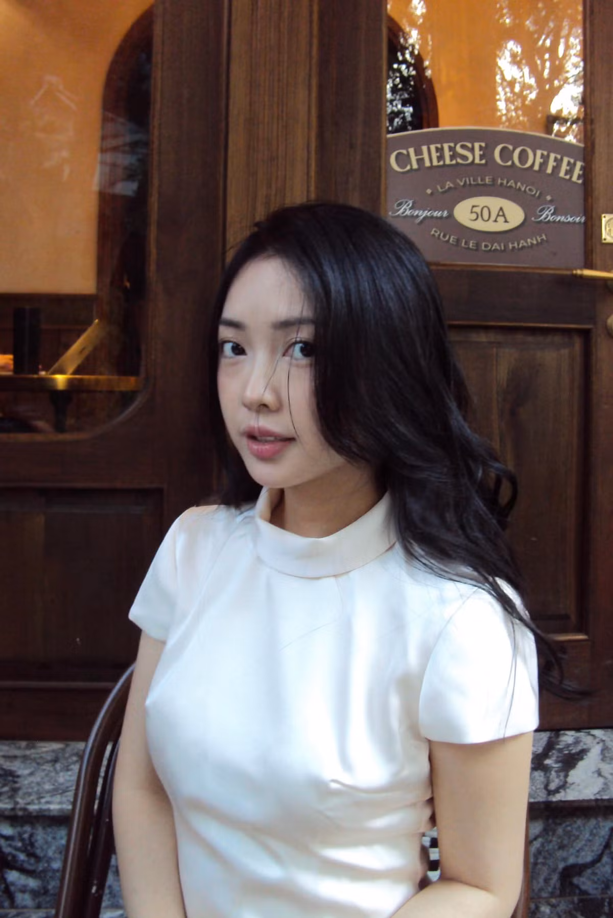 Làn da trắng hồng, nụ cười nhẹ và phong thái tự nhiên giúp cô nàng chiếm trọn spotlight dù chỉ ngồi thưởng thức cà phê tại một góc quán nhỏ ở Hà Nội.