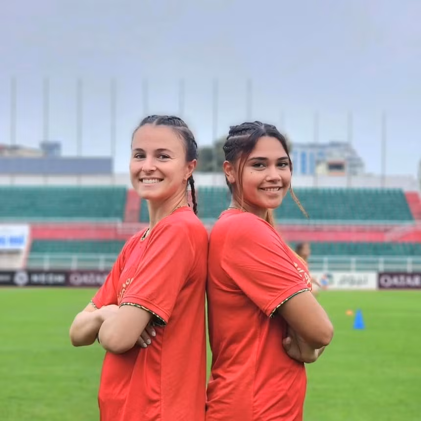 Bóng đá nữ Việt Nam vừa đón nhận hai ngoại binh đầy ấn tượng đến từ Mỹ: Aubrey Goodwill và Sabrina Cabrera. Không chỉ mang đến làn gió mới về chuyên môn, cả hai còn khiến người hâm mộ trầm trồ với sắc vóc cuốn hút, thần thái chuẩn sao sân cỏ.
