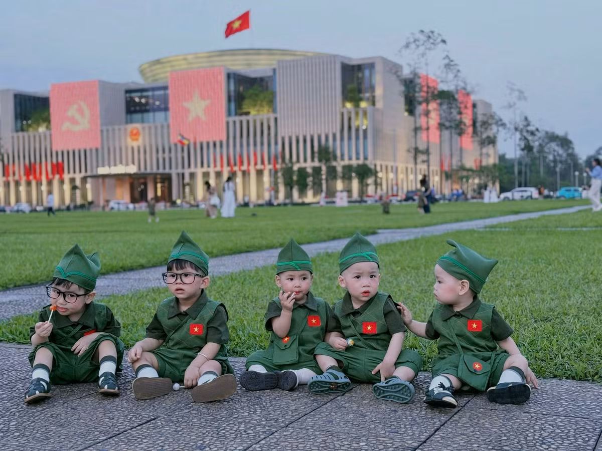 Không chỉ người lớn mà các em nhỏ cũng được bố mẹ cho "lên đồ" để check-in khu vực lăng Bác cũng như quảng trường Ba Đình. (Ảnh: Luong Hong)