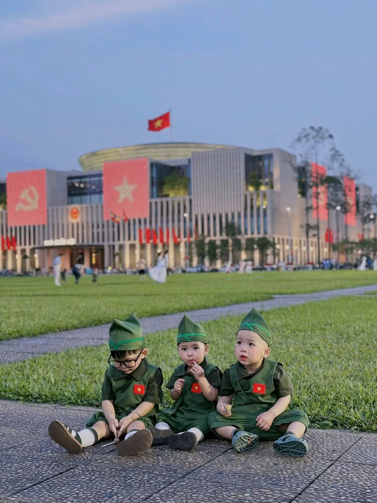 Dù còn nhỏ, mỗi “chiến binh nhí” đều thể hiện thần thái riêng biệt: bé thì nghiêm túc nhìn thẳng máy ảnh, bé lại đang mút kẹo một cách say sưa, có em còn quay sang trêu chọc bạn bên cạnh…(Ảnh: Luong Hong)