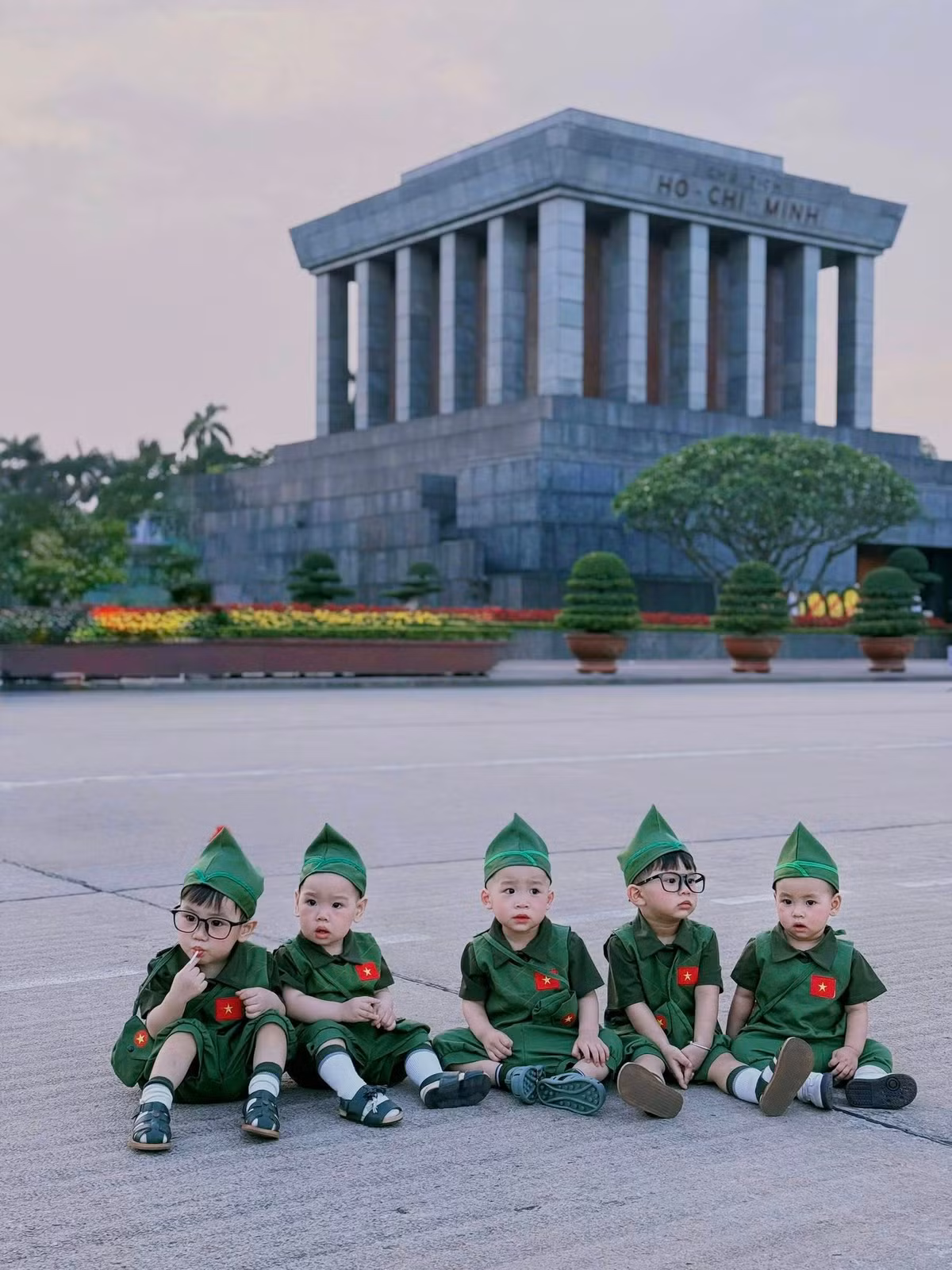 Trước thềm kỷ niệm 50 năm ngày Giải phóng miền Nam, thống nhất đất nước 30/4 và Quốc tế Lao động 1/5, khu vực quanh Lăng Chủ tịch Hồ Chí Minh thu hút đông đảo người dân đến tham quan, chụp ảnh lưu niệm, ghi lại khoảnh khắc ý nghĩa tại một trong những địa điểm mang tính biểu tượng của Thủ đô. (Ảnh: Luong Hong)
