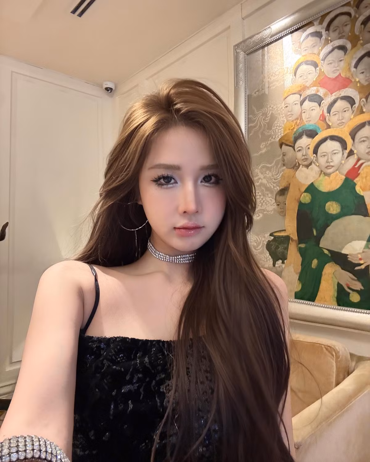 Không chỉ sở hữu gương mặt xinh đẹp với đường nét hài hòa, Linh Hương còn gây ấn tượng mạnh bởi thần thái tự tin, cuốn hút. Mái tóc dài buông xõa cùng lối trang điểm nhẹ nhàng càng tôn lên vẻ đẹp trong trẻo nhưng không kém phần quyến rũ của cô nàng.