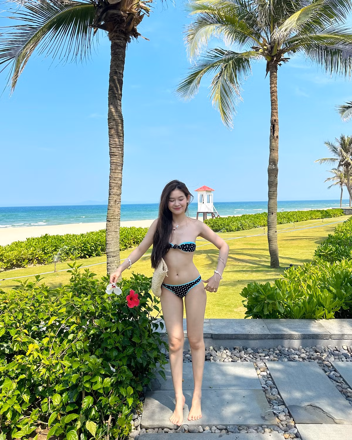 Thiết kế bikini được làm từ chất liệu co giãn nhẹ, ôm sát cơ thể mà không gây khó chịu. Phom nhỏ nhưng khéo léo “khoe có chừng mực”, giúp Mai Hương giữ được hình ảnh dễ thương, vừa mắt.