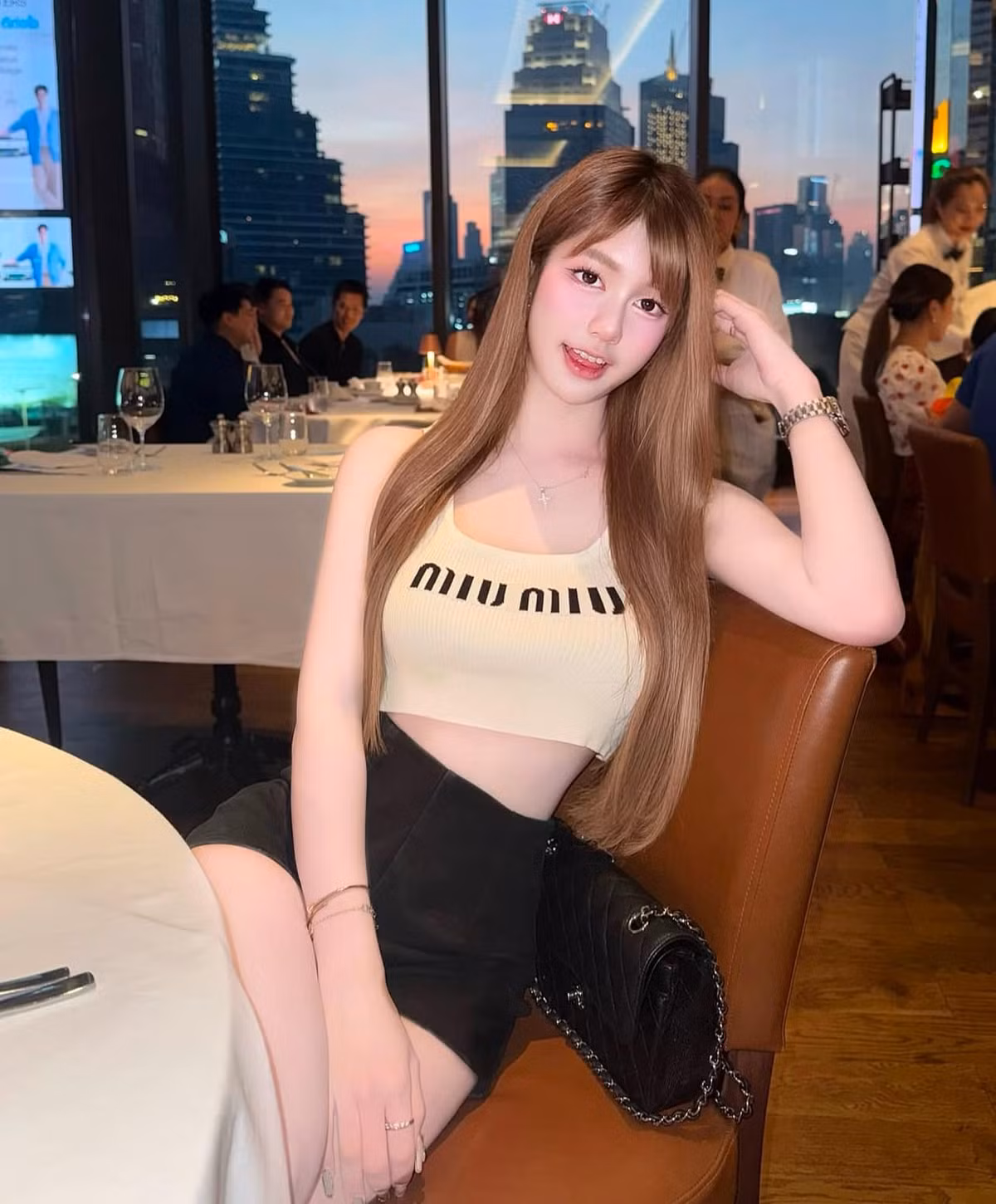 Danh tính của cô nàng cũng nhanh chóng được tìm ra. Đó là Ramida P Pawan - vốn là một hot girl mạng khá có tiếng với hơn 486.000 người theo dõi trên Instagram.