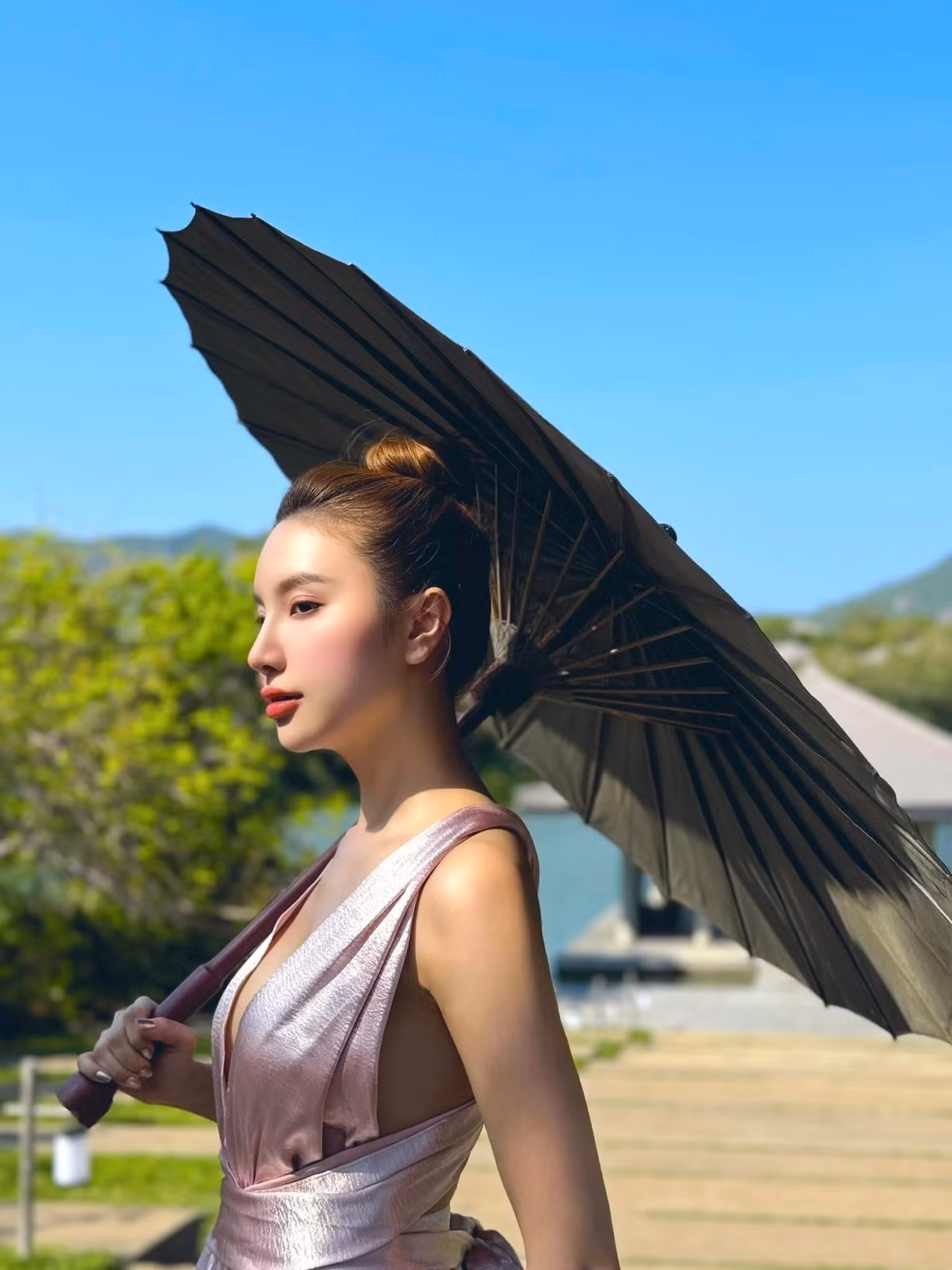 Sau nhiều năm hoạt động nghệ thuật, cô nàng ngày càng khẳng định hình ảnh sang trọng và gợi cảm với phong cách thời trang đầy cuốn hút.