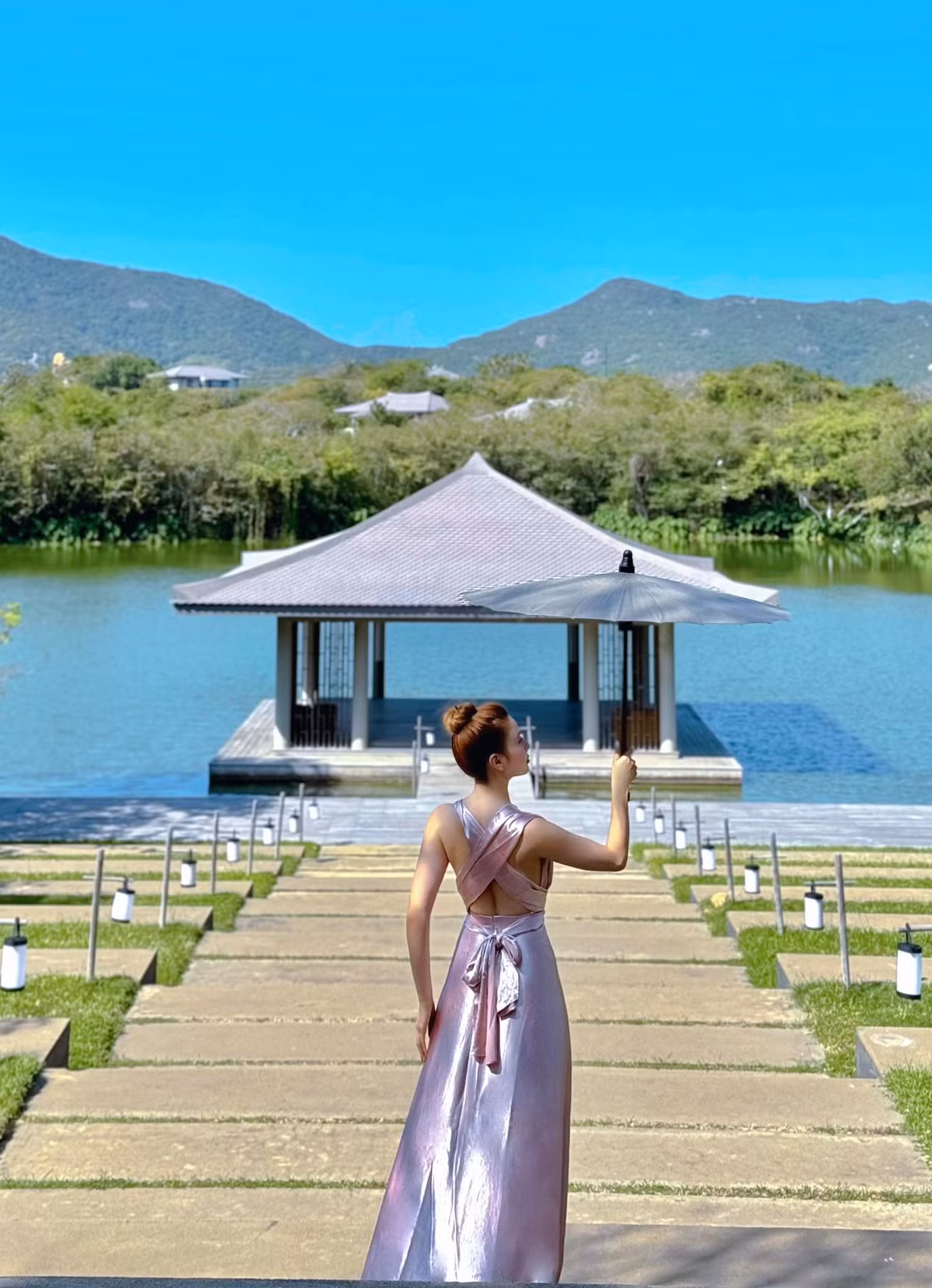 Đặc biệt, những thiết kế váy xẻ sâu luôn là lựa chọn yêu thích của Hạnh Sino, giúp cô khoe trọn đường cong quyến rũ và thần thái cuốn hút.