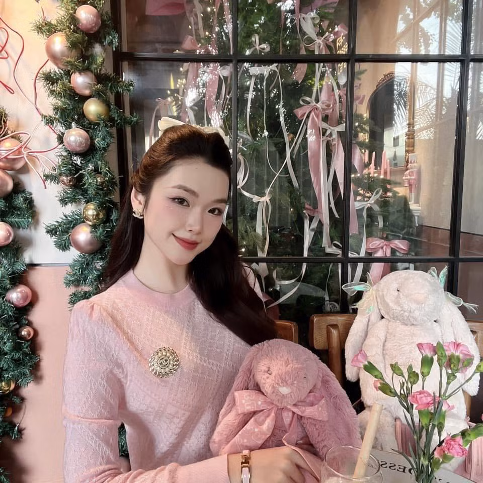 Ngoài ra, khoảnh khắc cô gái này trả lời phỏng vấn của phóng viên Đài Truyền hình Trung ương Trung Quốc bằng tiếng Trung với một thần thái rất tự tin cũng khiến nhiều người xuýt xoa.