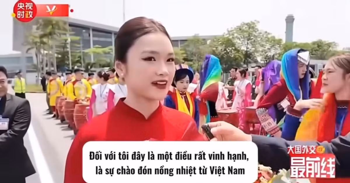 Mới đây, hình ảnh cô gái Việt Nam xinh đẹp, diện áo dài truyền thống duyên dáng, vinh dự đón tiếp, tặng hoa Tổng Bí thư, Chủ tịch nước Trung Quốc Tập Cận Bình trong chuyến thăm cấp Nhà nước của ông tới Việt Nam diễn ra từ ngày 14 - 15/4 đã nhận được rất nhiều sự quan tâm của cộng đồng mạng.
