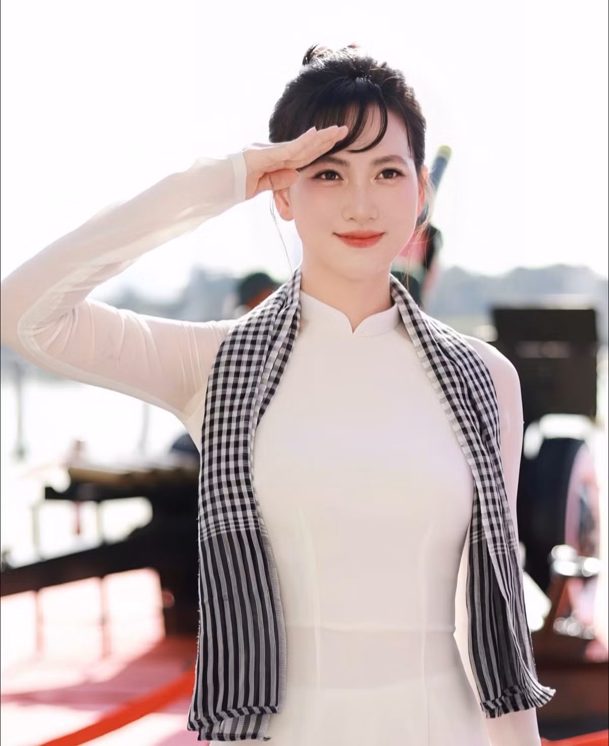 Hưởng ứng tháng tư mang màu sắc lịch sử - tháng chào mừng ngày 30/4 - cột mốc vàng son trong lịch sử dân tộc, nữ diễn viên Phương Anh Đào một lần nữa khiến công chúng xuýt xoa khi xuất hiện đầy rạng rỡ trong tà áo dài trắng truyền thống.