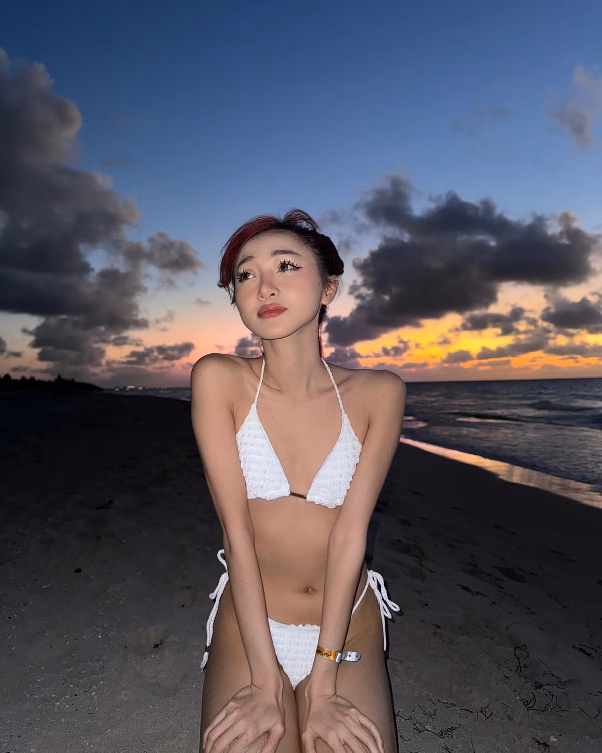 Dù sở hữu thân hình mảnh mai với vòng một "phẳng lì", nhưng cô nàng vẫn luôn tự tin, tỏa ra nguồn năng lượng tích cực tới người theo dõi.
