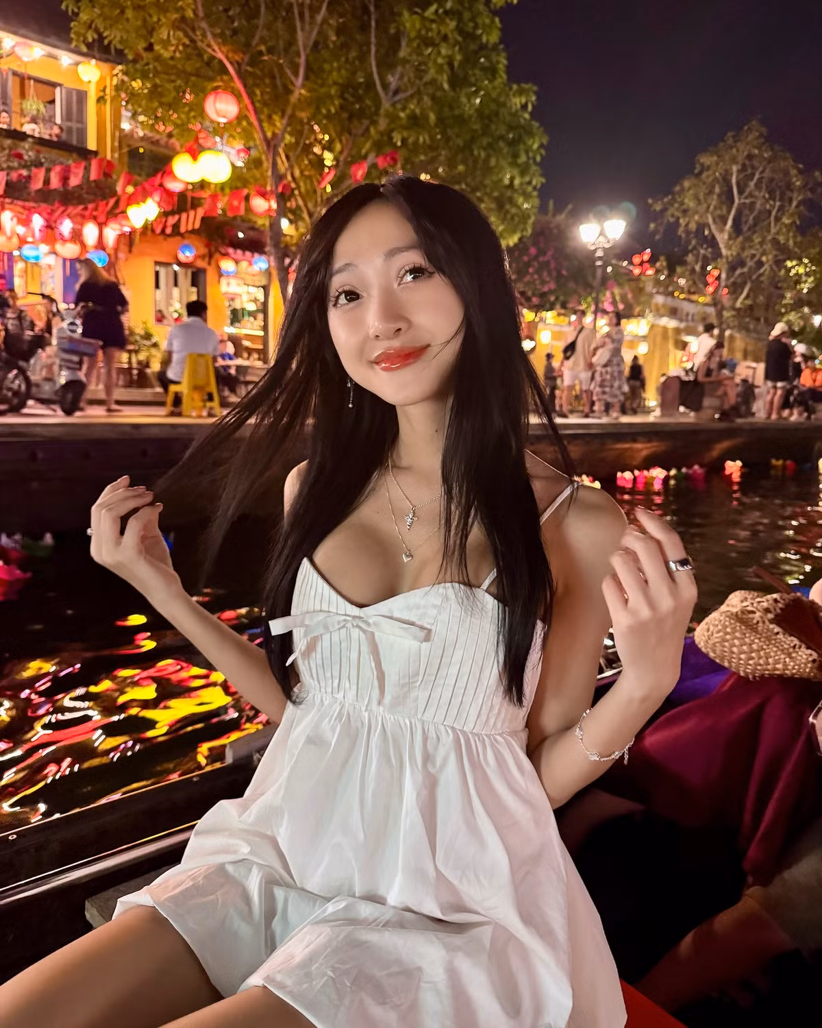 Cô nàng thường diện những thiết kế hai dây mảnh, có phần khoét ngực sâu.