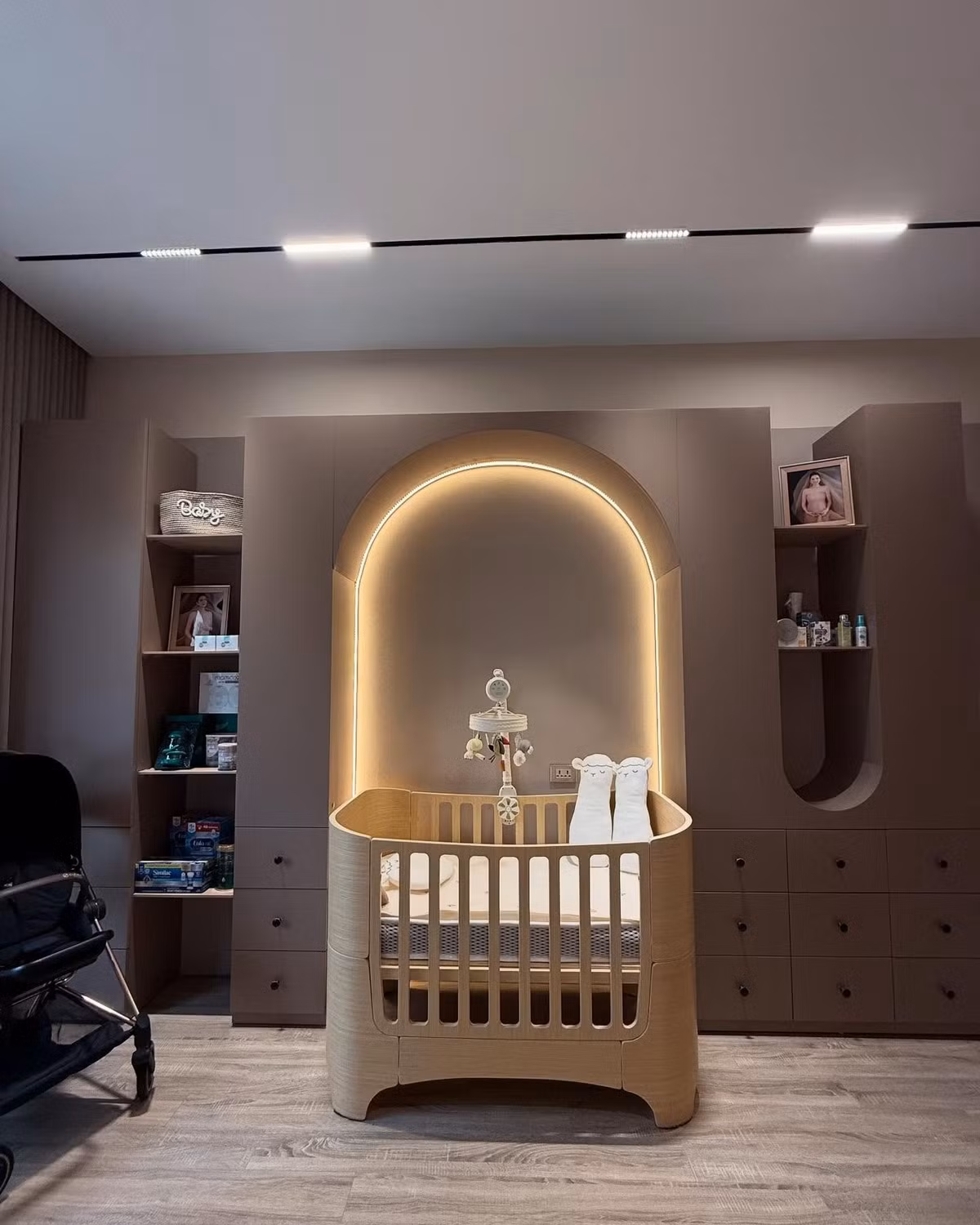 Mọi chi tiết đều được sắp xếp gọn gàng, phản ánh sự chăm chút và tình yêu thương của Mai Ngọc dành cho con trai sắp chào đời.