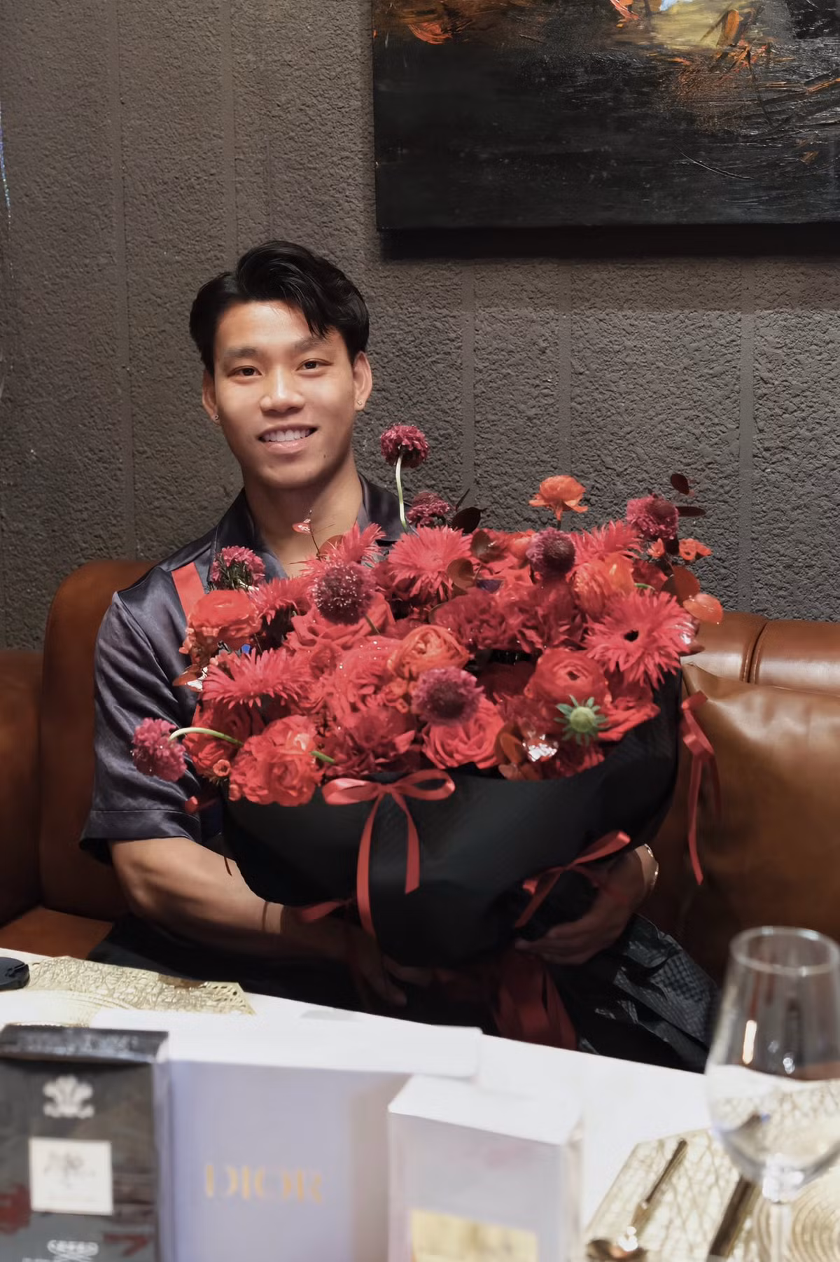 Dòng trạng thái đi kèm: "Bao nhiêu tuổi không quan trọng. Năm tháng bình an mới quan trọng" như một lời khẳng định cho mối quan hệ nghiêm túc của cặp đôi .