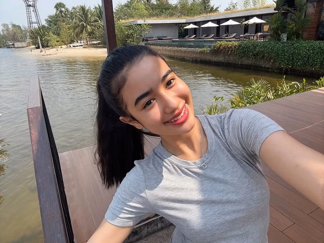 Không chỉ có gu thời trang ấn tượng, Jenna còn sở hữu thần thái tự tin, cuốn hút, tạo nên sức hút riêng biệt mỗi khi xuất hiện.