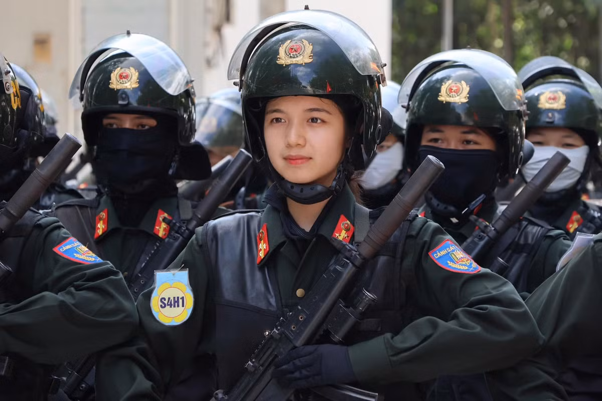 Nhiều fanpage mạng xã hội chia sẻ lại hình ảnh nữ chiến sỹ Cảnh sát đặc nhiệm này khi trả lời phỏng vấn. Rất nhanh sau đó, netizen đã tìm ra danh tính của nữ Cảnh sát đặc nhiệm này, đó là Nguyễn Bảo Chinh quê ở Nha Trang.