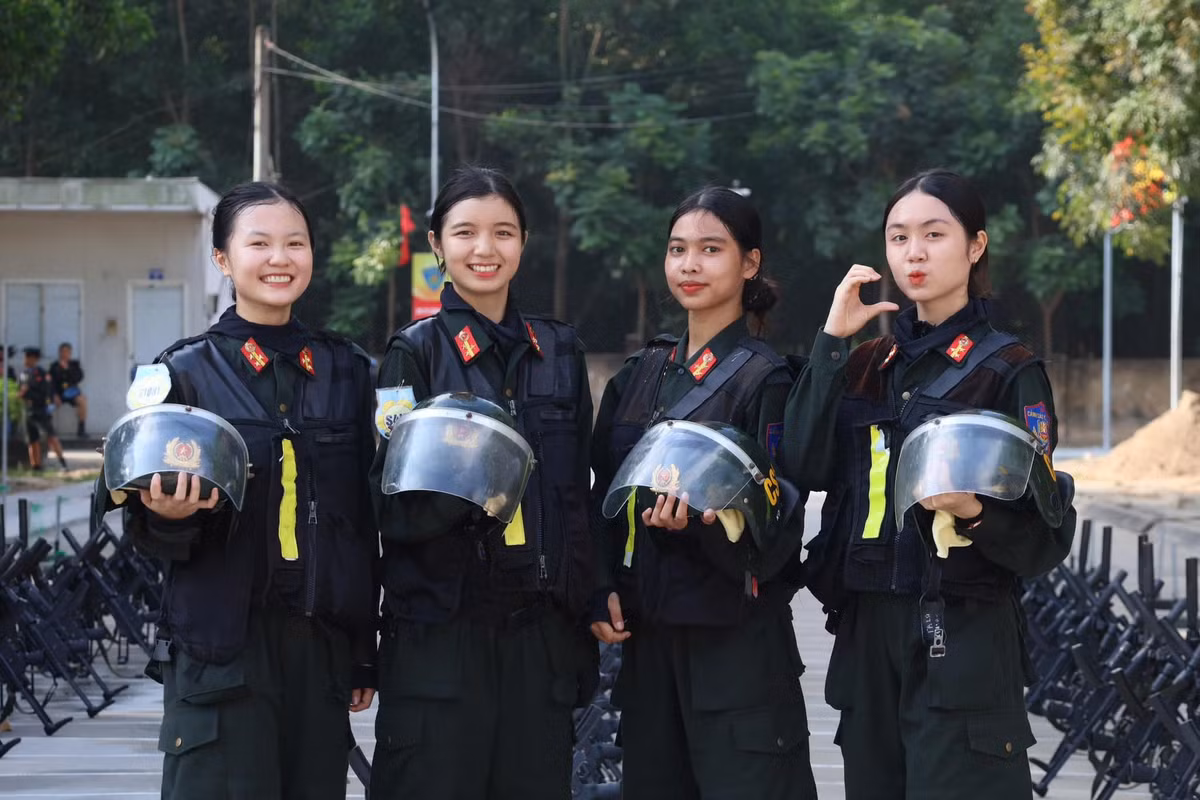 Sau vài giây ngượng ngùng, nữ chiến sĩ này tiếp tục phần trả lời của mình khi được hỏi về đâu là động tác khó khăn nhất khi vừa tập luyện và vừa mặc những bộ trang phục kín mít. “Em thấy động tác đi nghiêm là khó khăn nhất với tụi em, vì đôi giày của tụi em khá nặng nên động tác kê chân sẽ gây đau chân. Lúc thời tiết nắng nóng như thế này tụi em bị ra mồ hôi nhiều, thấm vào đồ nên hơi bí”.