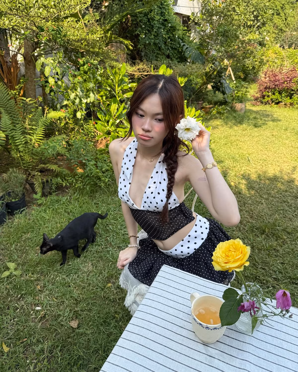 Trong bộ ảnh mới, Ly Phạm lựa chọn một bộ váy chấm bi mang đậm phong cách retro, nhưng lại được biến tấu tinh tế để phù hợp với vẻ đẹp hiện đại.