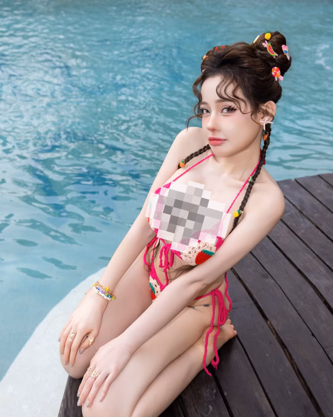 Lần này, nữ DJ lựa chọn kiểu tóc búi cao hai bên tinh nghịch.