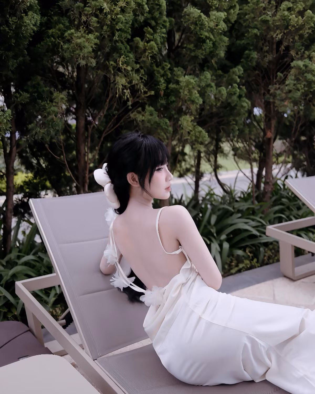 Trên mạng xã hội, cô nàng thường đăng tải những hình ảnh về cuộc sống sang chảnh, những món đồ hiệu đến từ các thương hiệu xa xỉ.