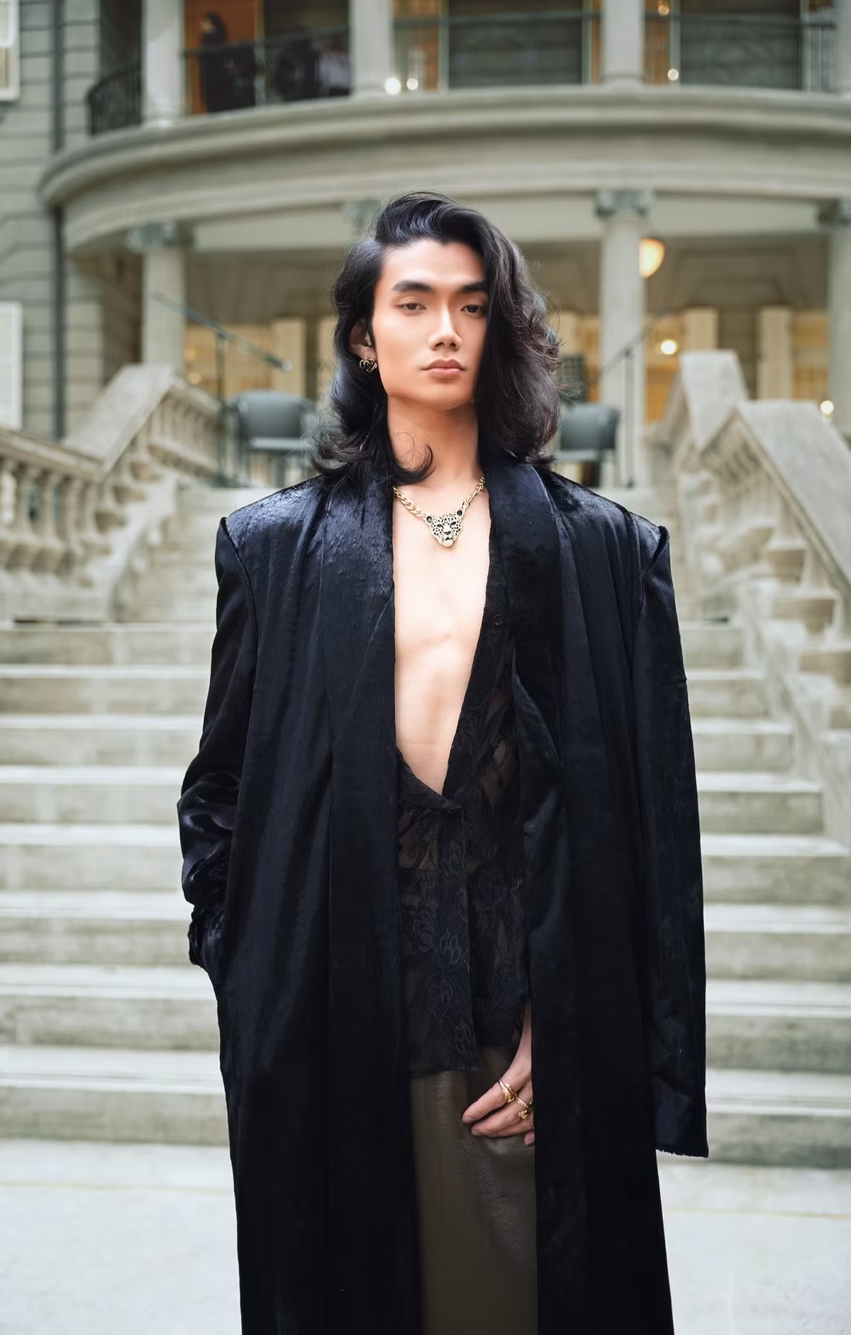 Trước khi trở thành nhà sáng tạo nội dung thời trang, Harry Nista từng là tiếp viên hàng không. Tuy nhiên, anh cảm thấy công việc này không thể thỏa mãn đam mê sáng tạo của mình. Vì vậy, anh quyết định rẽ hướng, bắt đầu hành trình trở thành fashionista từ cuối năm 2023.
