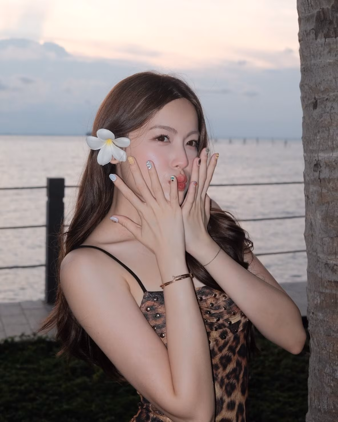 Không dừng lại ở trang phục, lối make-up của Mỹ Hàn trong bộ ảnh này cũng cực kỳ ăn nhập với concept "bad girl". Cô chọn kiểu trang điểm nhẹ nhàng nhưng sắc nét, tập trung vào đôi môi đỏ mọng và đôi mắt sâu, tạo nên ánh nhìn cuốn hút khó cưỡng.