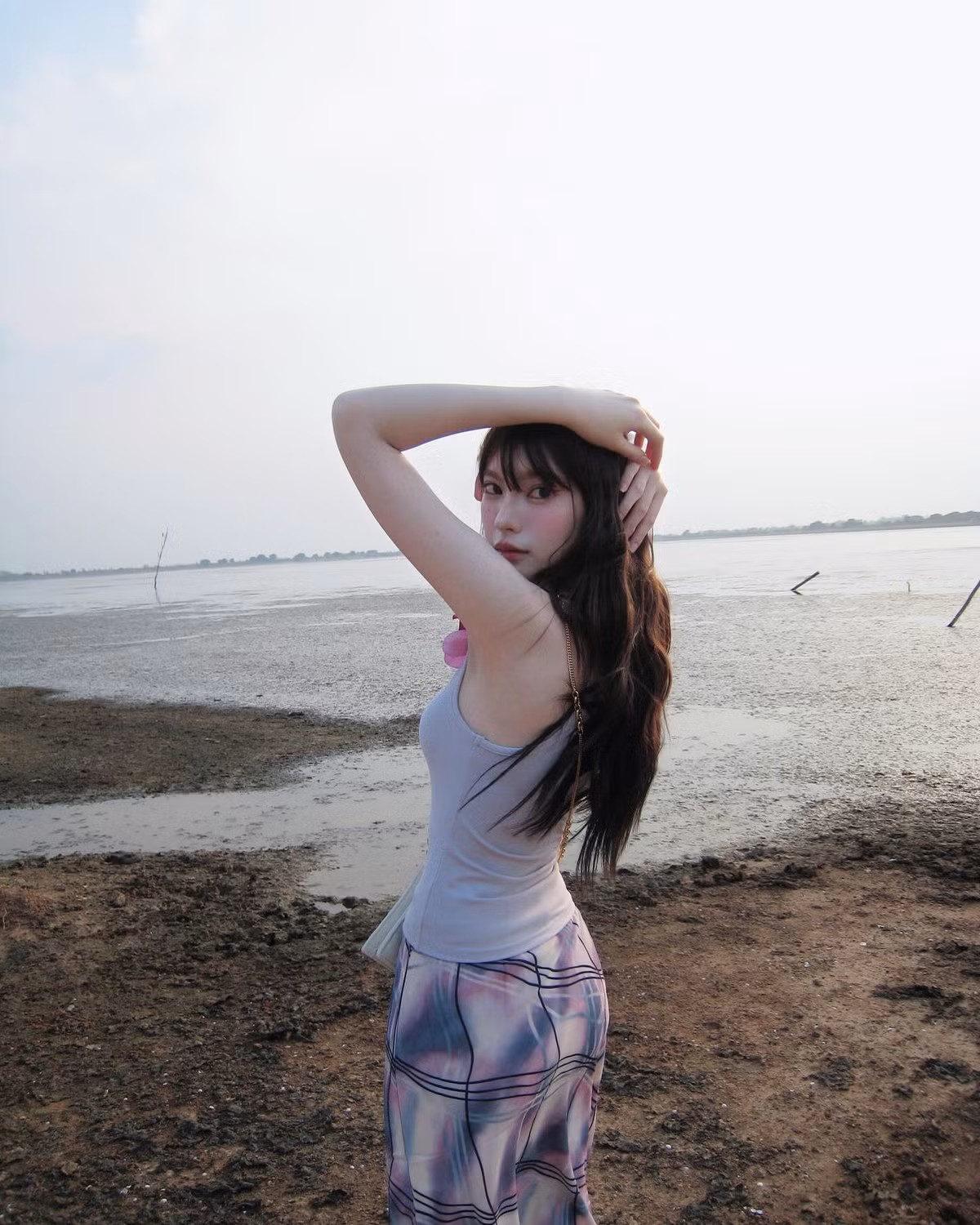 Diện áo tank top ôm sát phối cùng chân váy dài họa tiết pastel dịu mắt, cô nàng toát lên vẻ đẹp thanh thoát, nhẹ nhàng nhưng vẫn đầy cuốn hút.